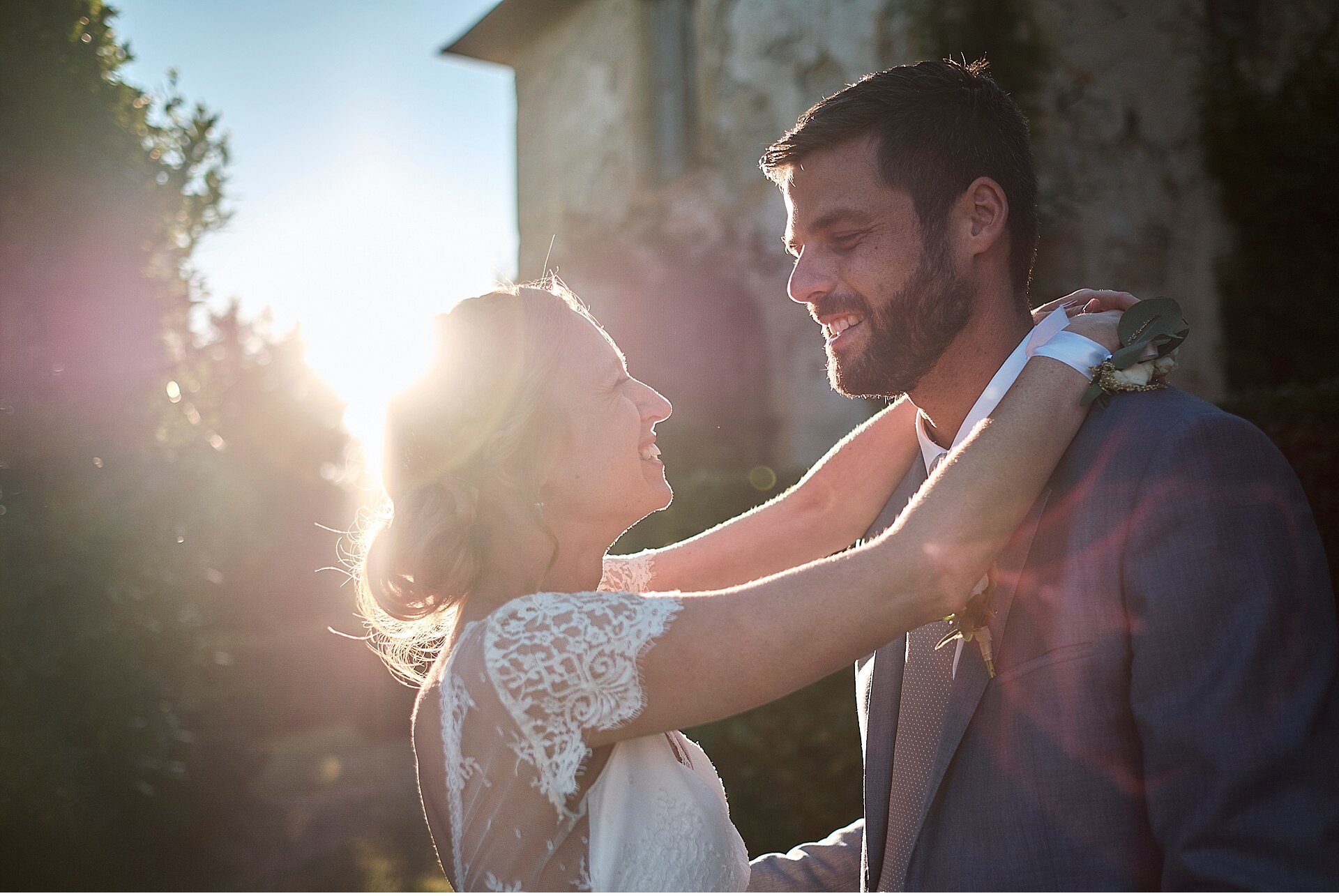  Superb summer wedding at Villa Catignano, in the Chianti hills outside Siena. A very beautiful place where the bride and groom carried out the getting ready. Picnic style aperitif in the garden, and then dinner organized by Lodovichi served on imper