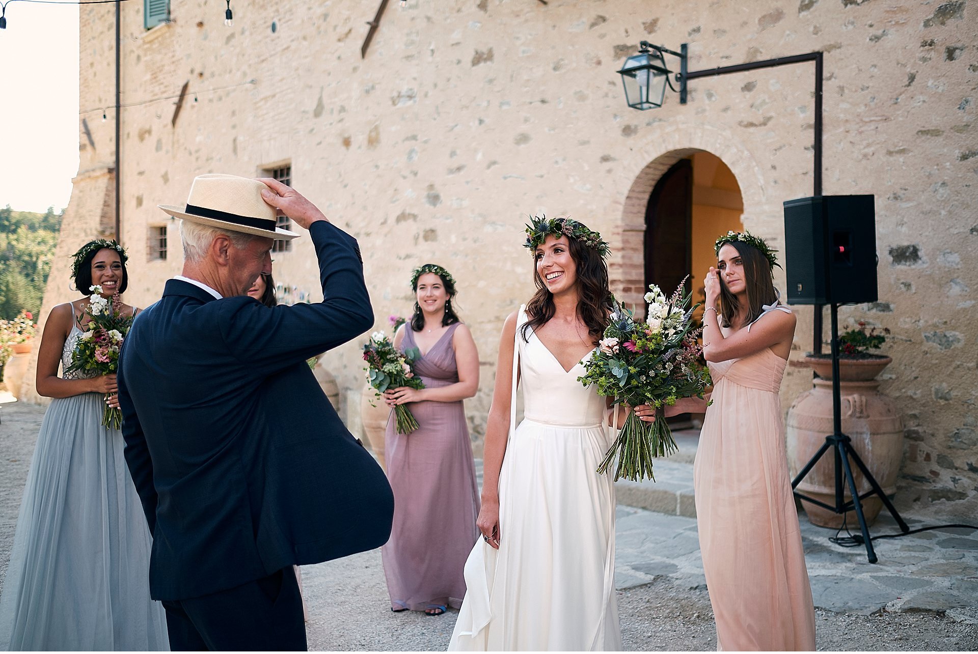  Nozze inglesi a Borgo Colognola, in provincia di perugia in Umbria. Gli sposi hano scelto una cerimonia simbolica nel giardino del castello e successivo ricevimento all'interno. Il servizio fotografico è stato affidato al fotografo di matrimoni Matt