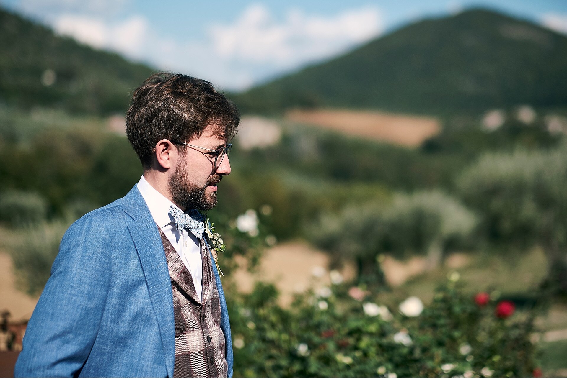  Nozze inglesi a Borgo Colognola, in provincia di perugia in Umbria. Gli sposi hano scelto una cerimonia simbolica nel giardino del castello e successivo ricevimento all'interno. Il servizio fotografico è stato affidato al fotografo di matrimoni Matt