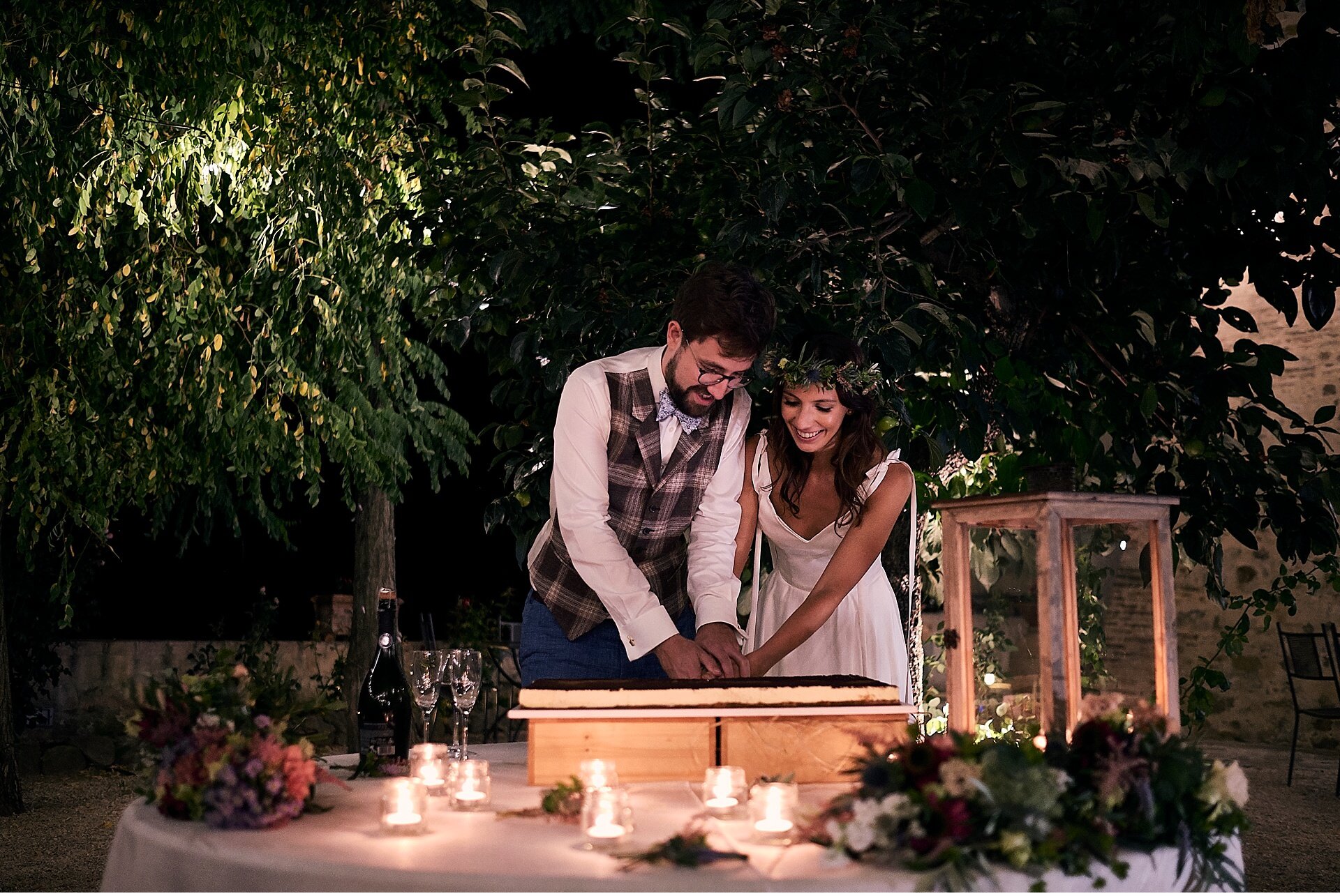  Nozze inglesi a Borgo Colognola, in provincia di perugia in Umbria. Gli sposi hano scelto una cerimonia simbolica nel giardino del castello e successivo ricevimento all'interno. Il servizio fotografico è stato affidato al fotografo di matrimoni Matt