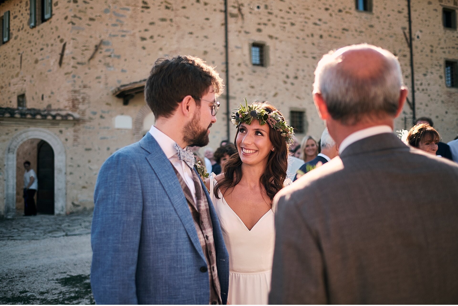  English wedding in Borgo Colognola, in the province of Perugia in Umbria. The newlyweds chose a symbolic ceremony in the castle garden and subsequent reception inside. The photo shoot was entrusted to the wedding photographer Matteo Castelli from Si