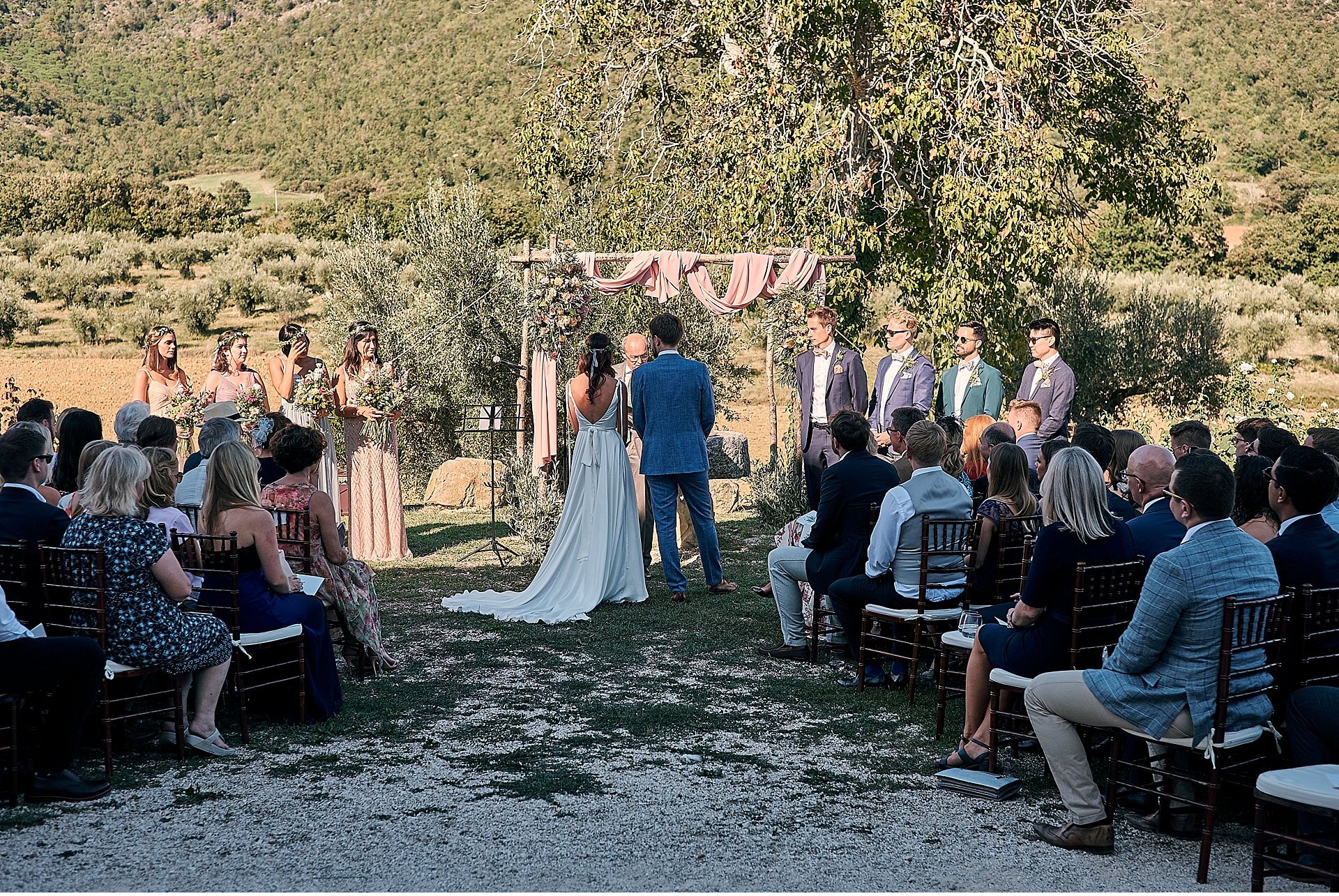  English wedding in Borgo Colognola, in the province of Perugia in Umbria. The newlyweds chose a symbolic ceremony in the castle garden and subsequent reception inside. The photo shoot was entrusted to the wedding photographer Matteo Castelli from Si