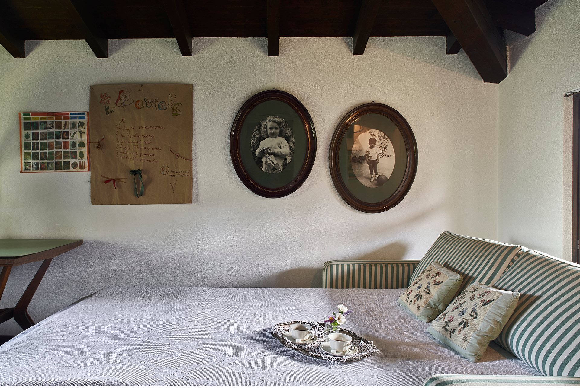  Restored cottage in the Ticino Valley, near Arona in Lake Maggiore. Precious pieces of furniture for this holiday home on the outskirts of Milan, between Varese and Novara. A well-kept garden overlooking the valley and a swimming pool complete this 