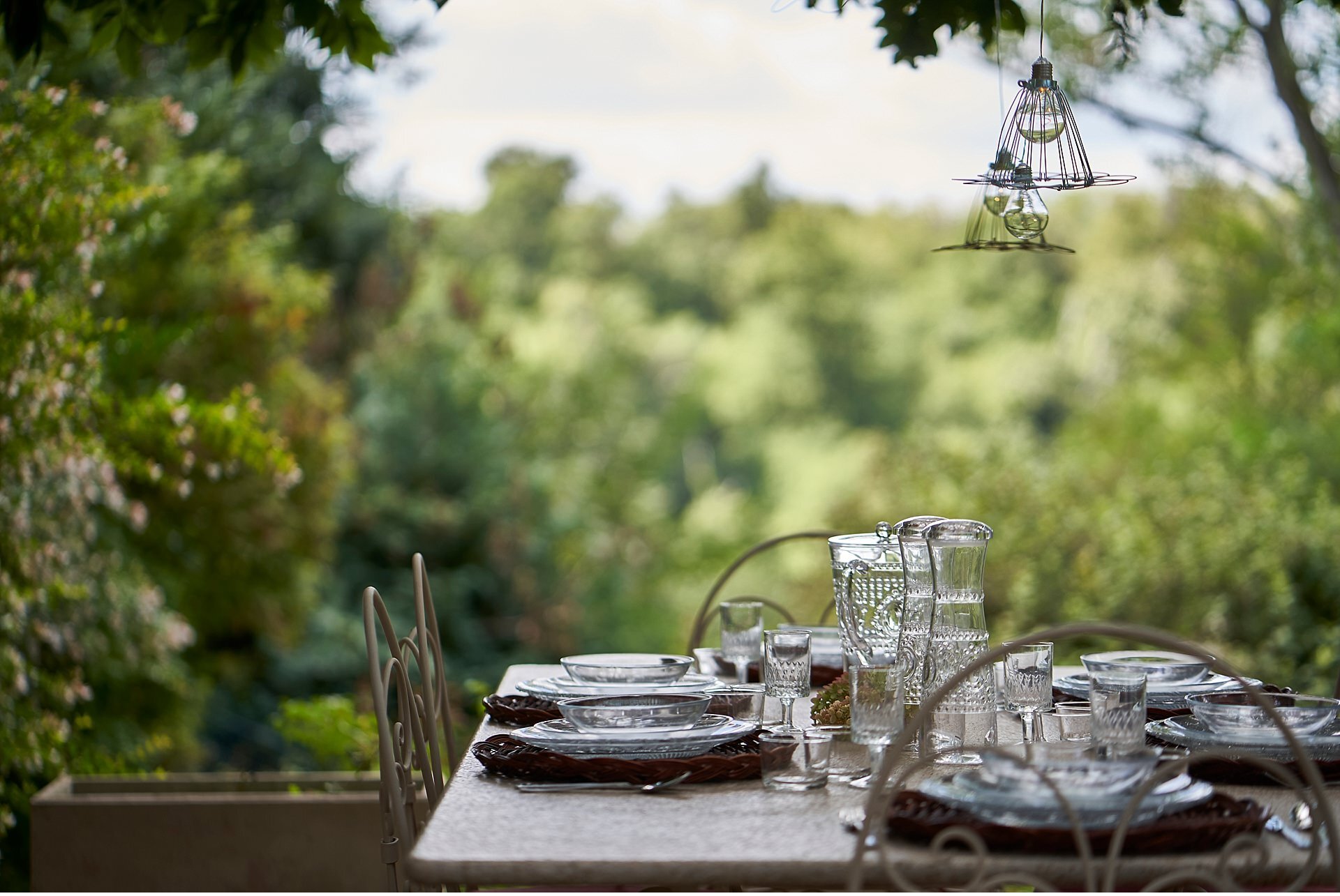  Restored cottage in the Ticino Valley, near Arona in Lake Maggiore. Precious pieces of furniture for this holiday home on the outskirts of Milan, between Varese and Novara. A well-kept garden overlooking the valley and a swimming pool complete this 