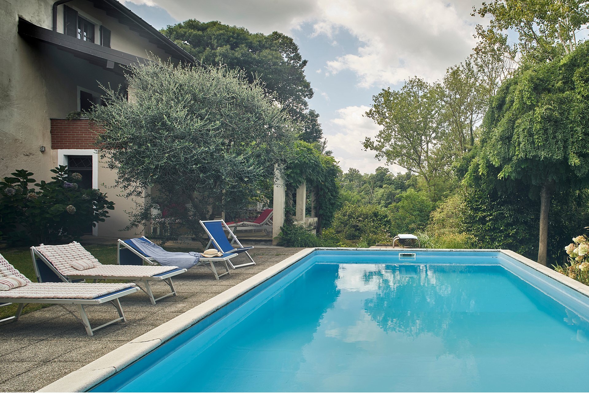  Restored cottage in the Ticino Valley, near Arona in Lake Maggiore. Precious pieces of furniture for this holiday home on the outskirts of Milan, between Varese and Novara. A well-kept garden overlooking the valley and a swimming pool complete this 