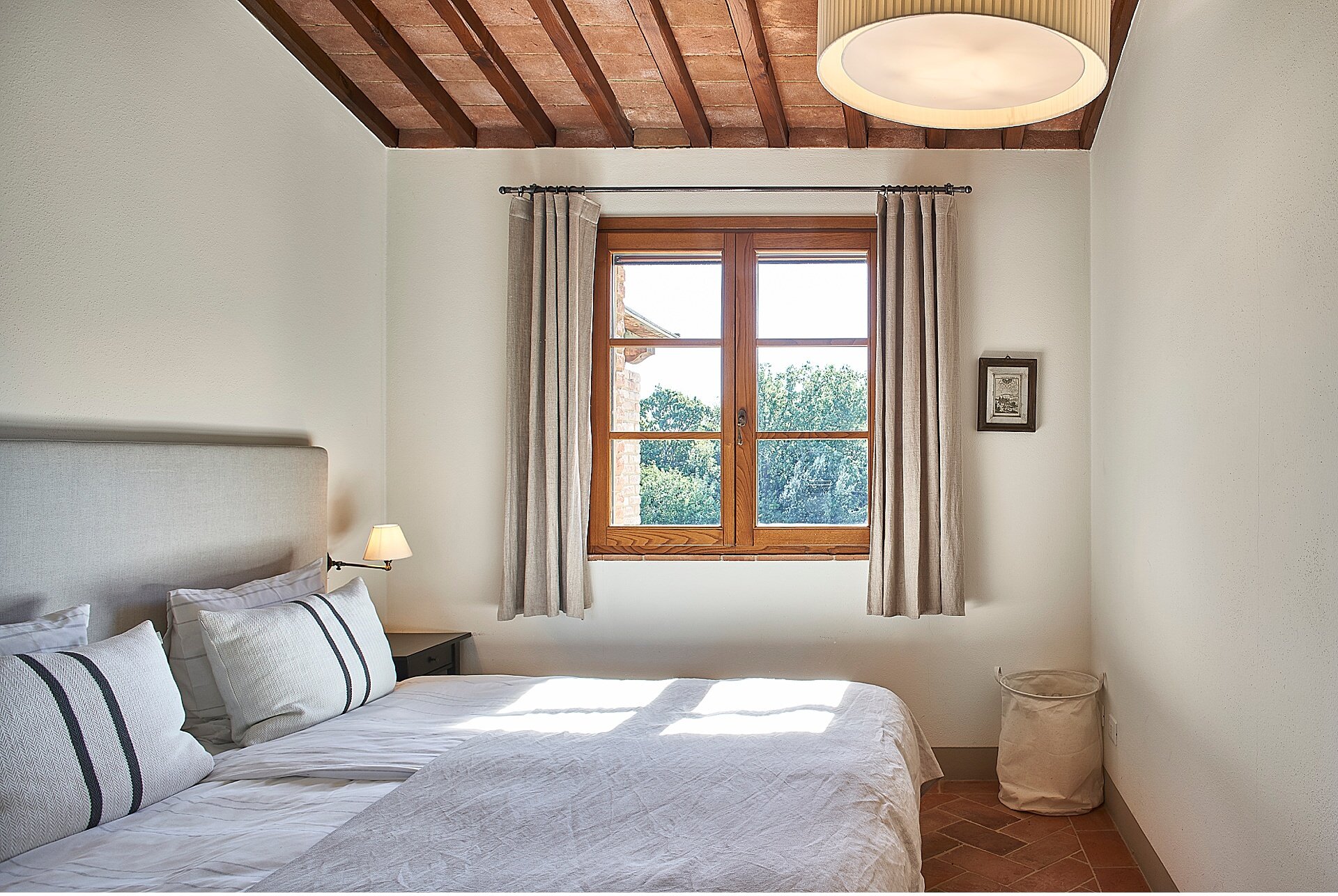  Charming cottage in Chianni, in Tuscany, behind Volterra, between Pisa, Florence and Siena. A landscape immersed in the clay for this holiday cottage surrounded by the woods. The property has renovated an old structure maintaining the Tuscan style w