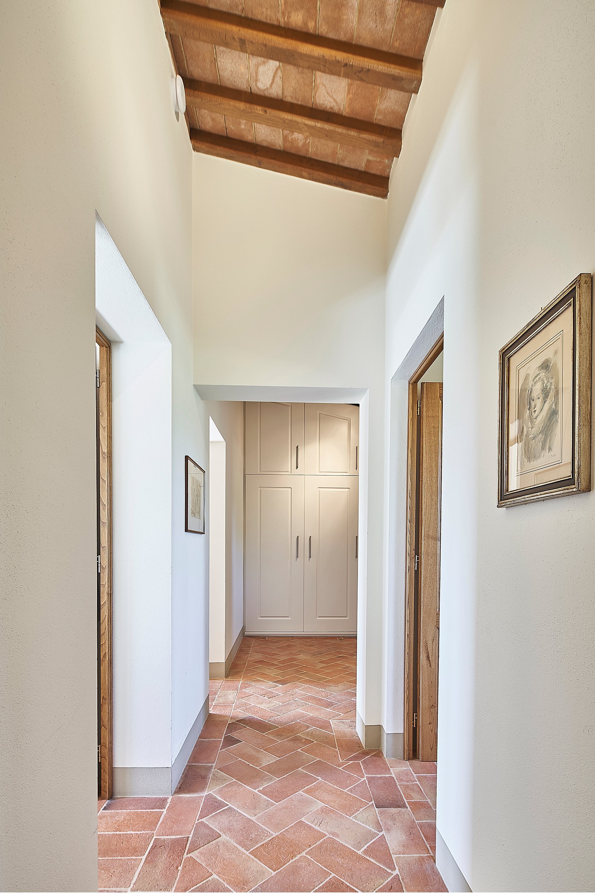  Charming cottage in Chianni, in Tuscany, behind Volterra, between Pisa, Florence and Siena. A landscape immersed in the clay for this holiday cottage surrounded by the woods. The property has renovated an old structure maintaining the Tuscan style w