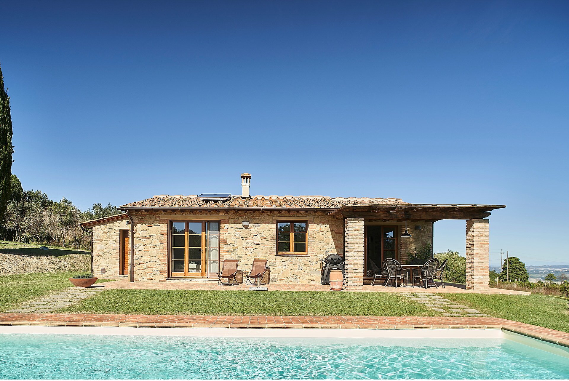  Charming cottage in Chianni, in Tuscany, behind Volterra, between Pisa, Florence and Siena. A landscape immersed in the clay for this holiday cottage surrounded by the woods. The property has renovated an old structure maintaining the Tuscan style w