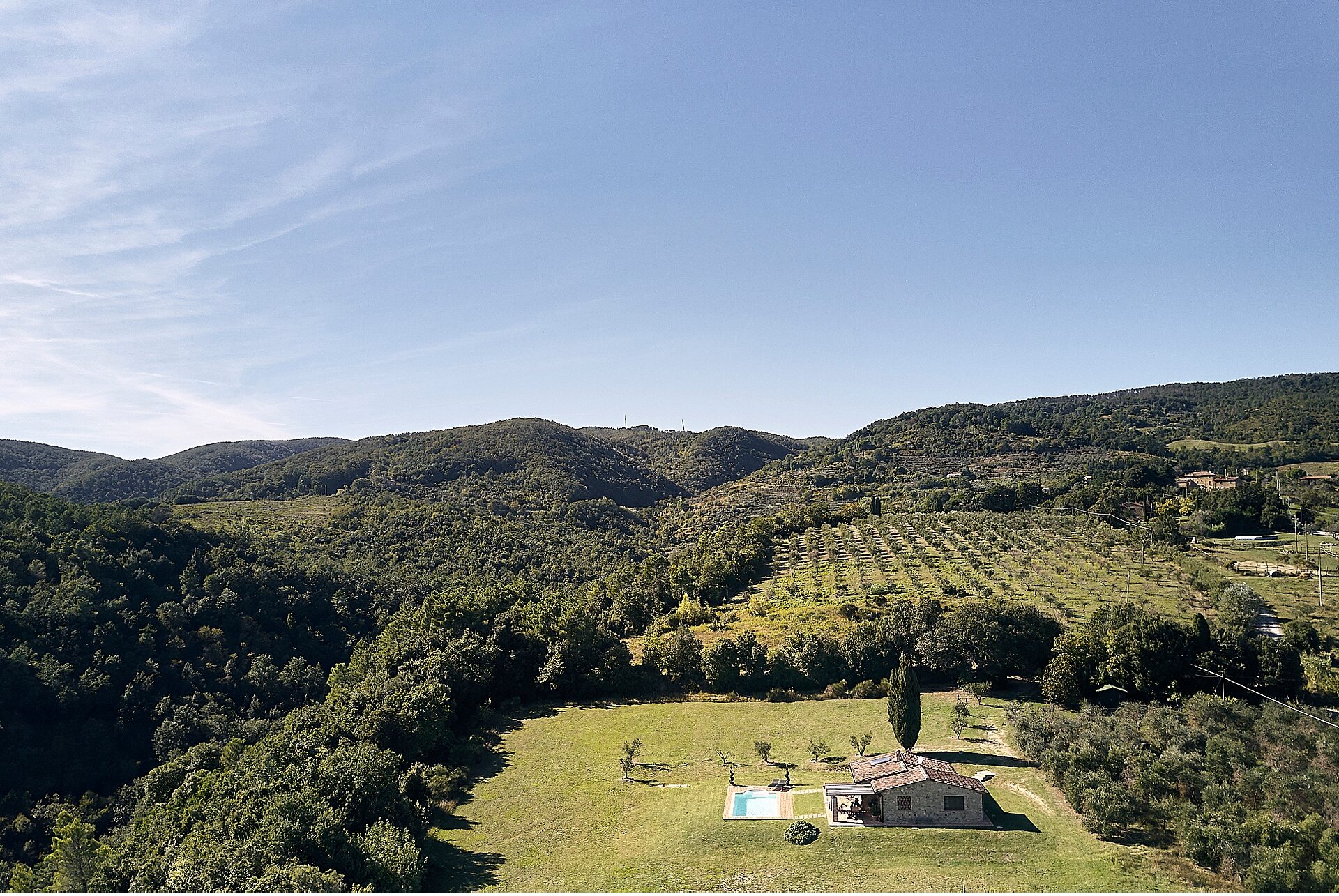  Charming cottage in Chianni, in Tuscany, behind Volterra, between Pisa, Florence and Siena. A landscape immersed in the clay for this holiday cottage surrounded by the woods. The property has renovated an old structure maintaining the Tuscan style w