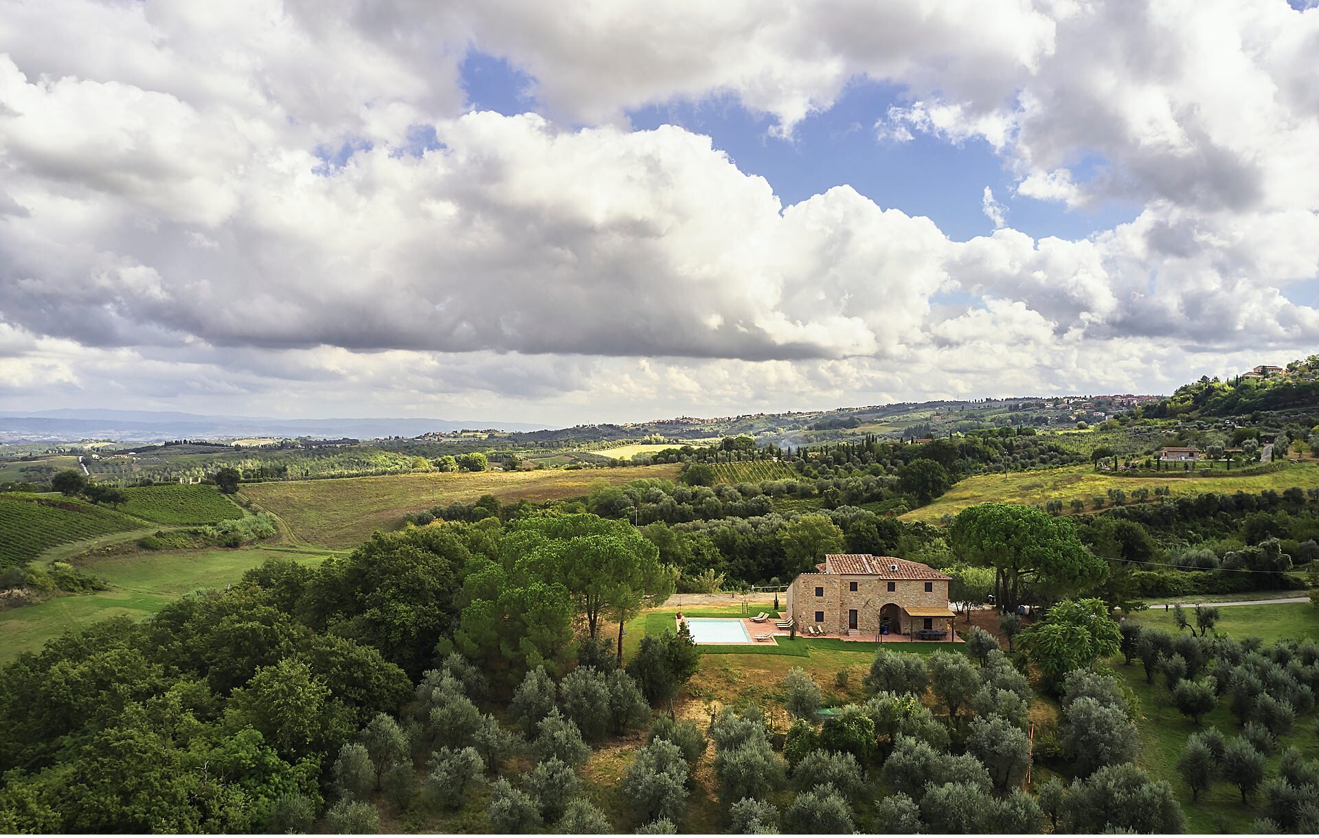  Bellissima villa appena restaurata in Toscana tra firenze, pisa e siena, a Montaione. La proprietà è stata ricavata da una vecchia zienda agricola di produzione vino. Sovrasta le colline toscane del chianti con piscina a sfioro. Numerose camere e am