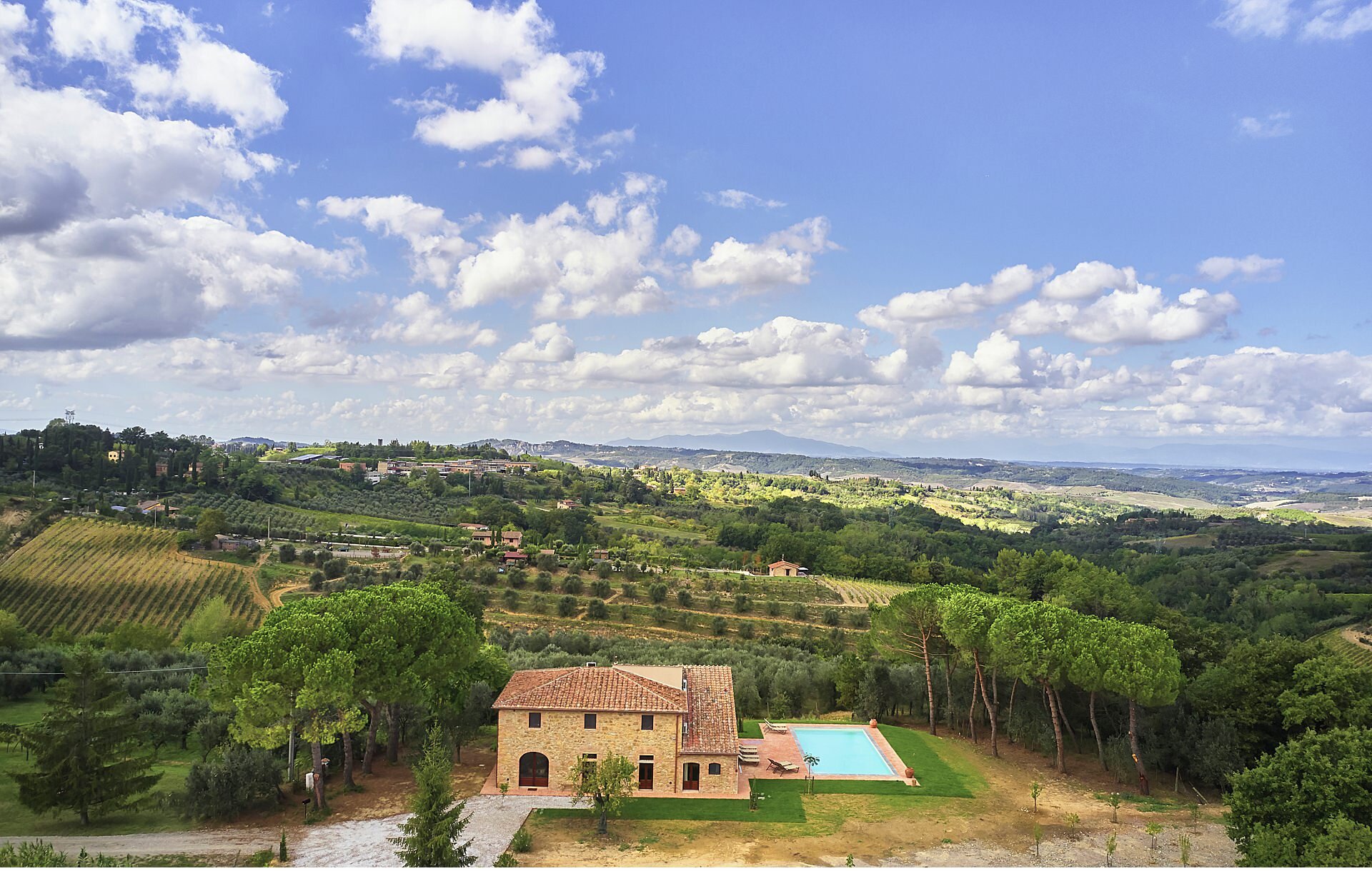  Bellissima villa appena restaurata in Toscana tra firenze, pisa e siena, a Montaione. La proprietà è stata ricavata da una vecchia zienda agricola di produzione vino. Sovrasta le colline toscane del chianti con piscina a sfioro. Numerose camere e am