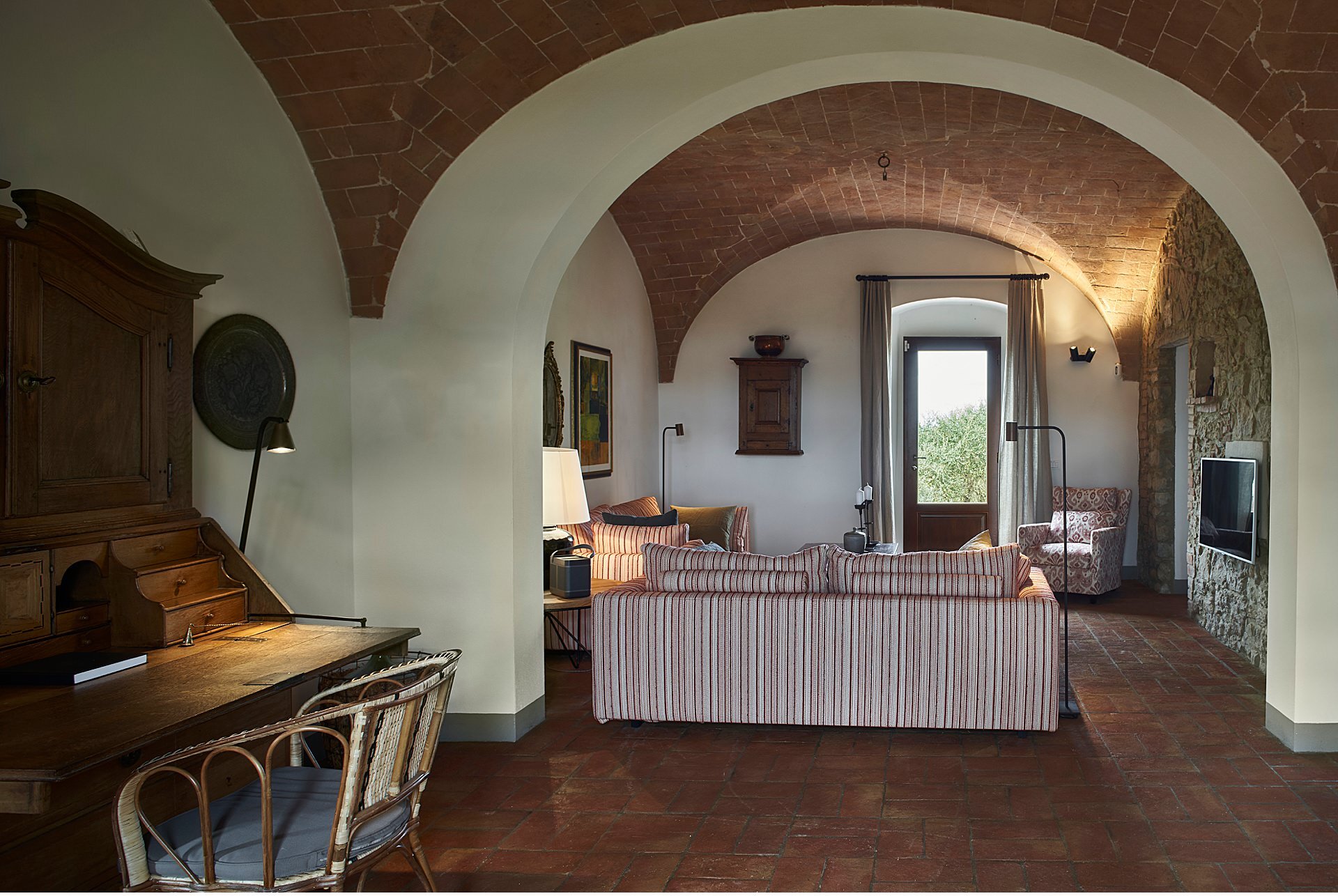  Beautiful newly restored villa in Tuscany between florence, pisa and siena, in Montaione. The property was obtained from an old wine production farm. It overlooks the Tuscan hills of Chianti with an infinity pool. Numerous rooms and spacious living 