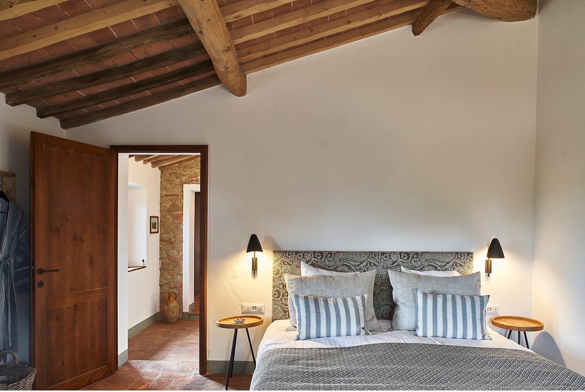  Beautiful newly restored villa in Tuscany between florence, pisa and siena, in Montaione. The property was obtained from an old wine production farm. It overlooks the Tuscan hills of Chianti with an infinity pool. Numerous rooms and spacious living 