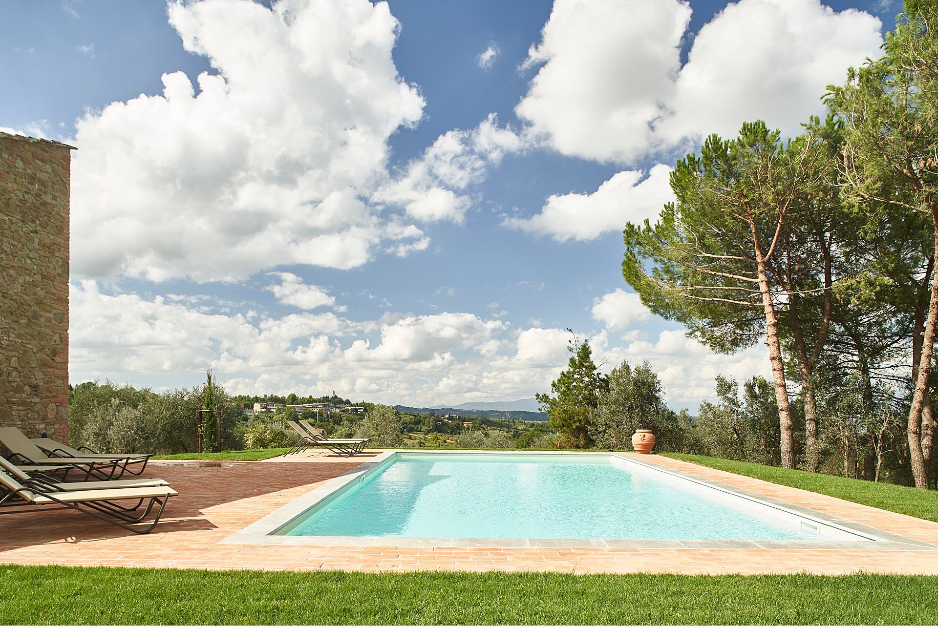  Beautiful newly restored villa in Tuscany between florence, pisa and siena, in Montaione. The property was obtained from an old wine production farm. It overlooks the Tuscan hills of Chianti with an infinity pool. Numerous rooms and spacious living 