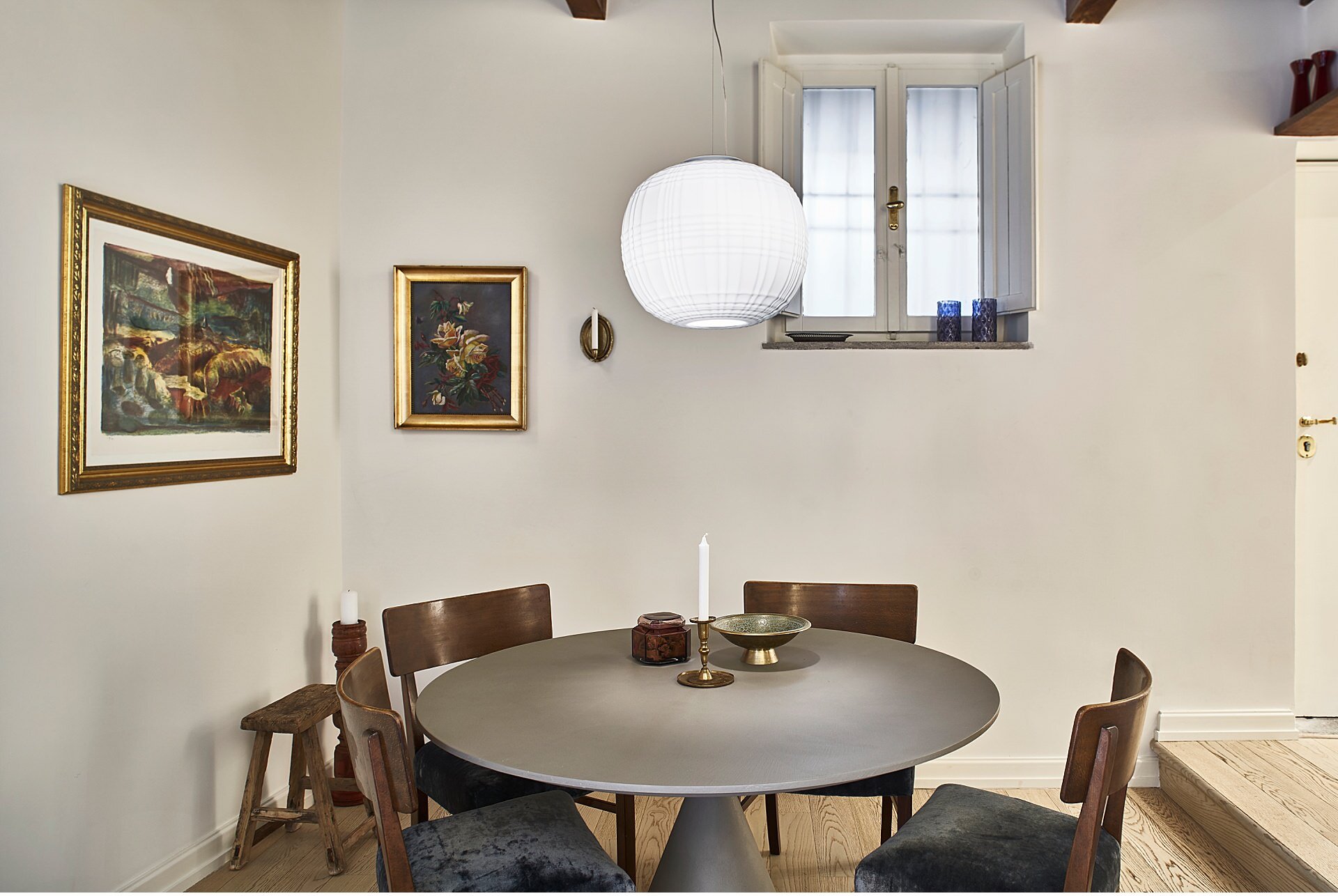  Nice one bedroom apartment in the historic center of Rome, near Piazza Navona. The apartment has been finely renovated and is used as a holiday home, large living room with dining room, kitchenette, and bedroom. Fine furnishings for a gem that can m