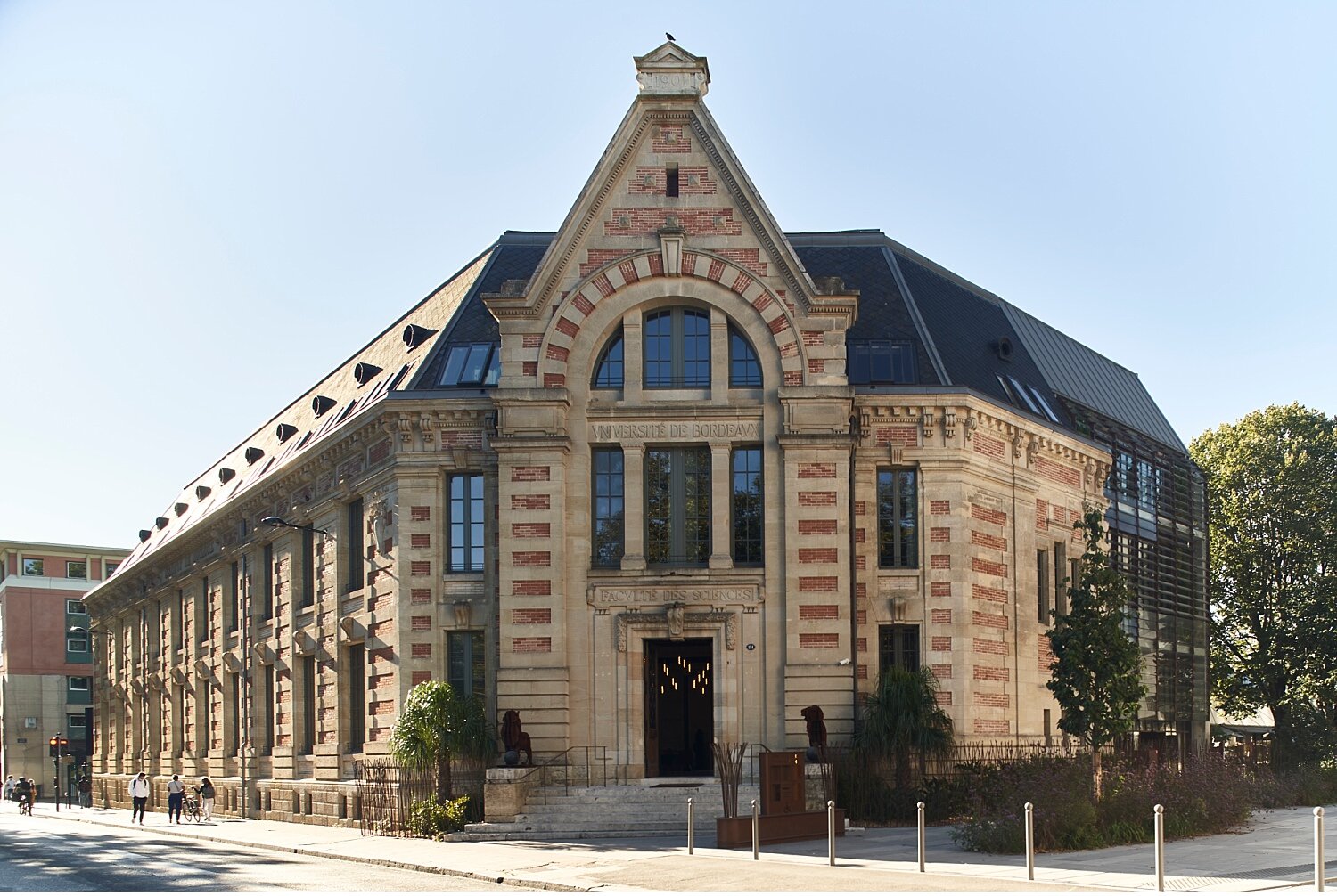  New hotel in Bordeaux, La Zoologie, owned by French as the Palazzetto Rosso in Siena and other hotels in Paris. The inspiration of the structure is linked to the original origin of the building which was a university zoology pavilion. Recently resto