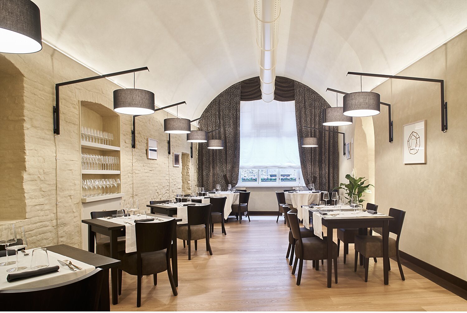  Storico ristorante di Siena, ristrutturato e rinnovato da una nuova proprietà. La cucina è stata affidata a Senio Venturi, chef stellato con una stella Michelin del ristorante L'Asinello di Villa a Sesta nel cuore del Chianti. Il locale si trova nel