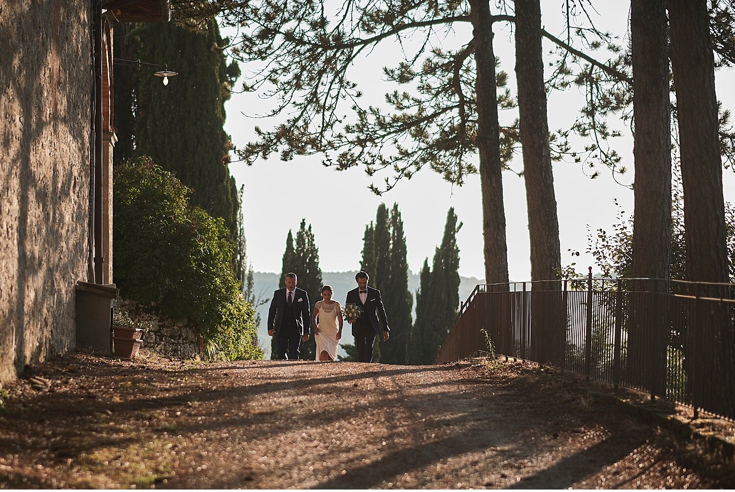  Matrimonio Italo-Ispanico nel cuore del Chianti, nello splendido borgo di Pietrafitta, tra Siena e Firenze. Una cerimonia simbolica nel giardino con una vista spettacolare sul paesaggio circostante. Ricevimento con menù tipico toscano e vino della z