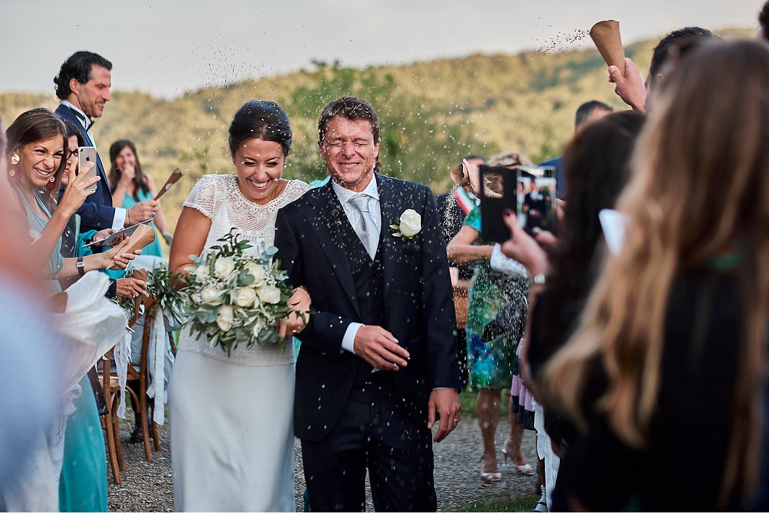  Matrimonio Italo-Ispanico nel cuore del Chianti, nello splendido borgo di Pietrafitta, tra Siena e Firenze. Una cerimonia simbolica nel giardino con una vista spettacolare sul paesaggio circostante. Ricevimento con menù tipico toscano e vino della z