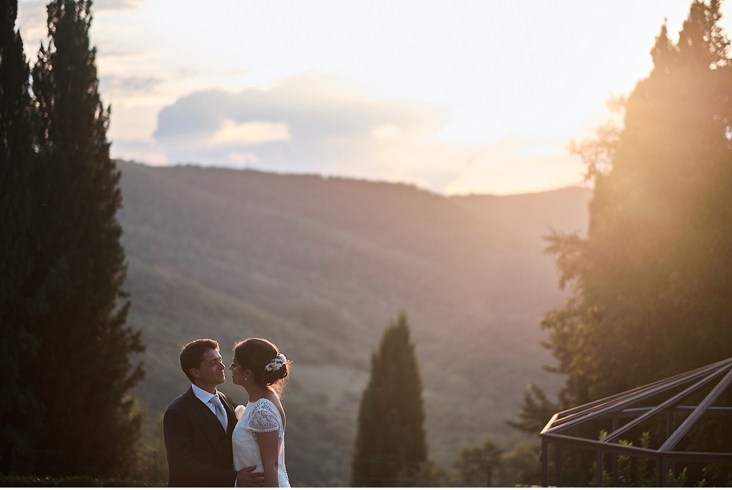  Matrimonio Italo-Ispanico nel cuore del Chianti, nello splendido borgo di Pietrafitta, tra Siena e Firenze. Una cerimonia simbolica nel giardino con una vista spettacolare sul paesaggio circostante. Ricevimento con menù tipico toscano e vino della z