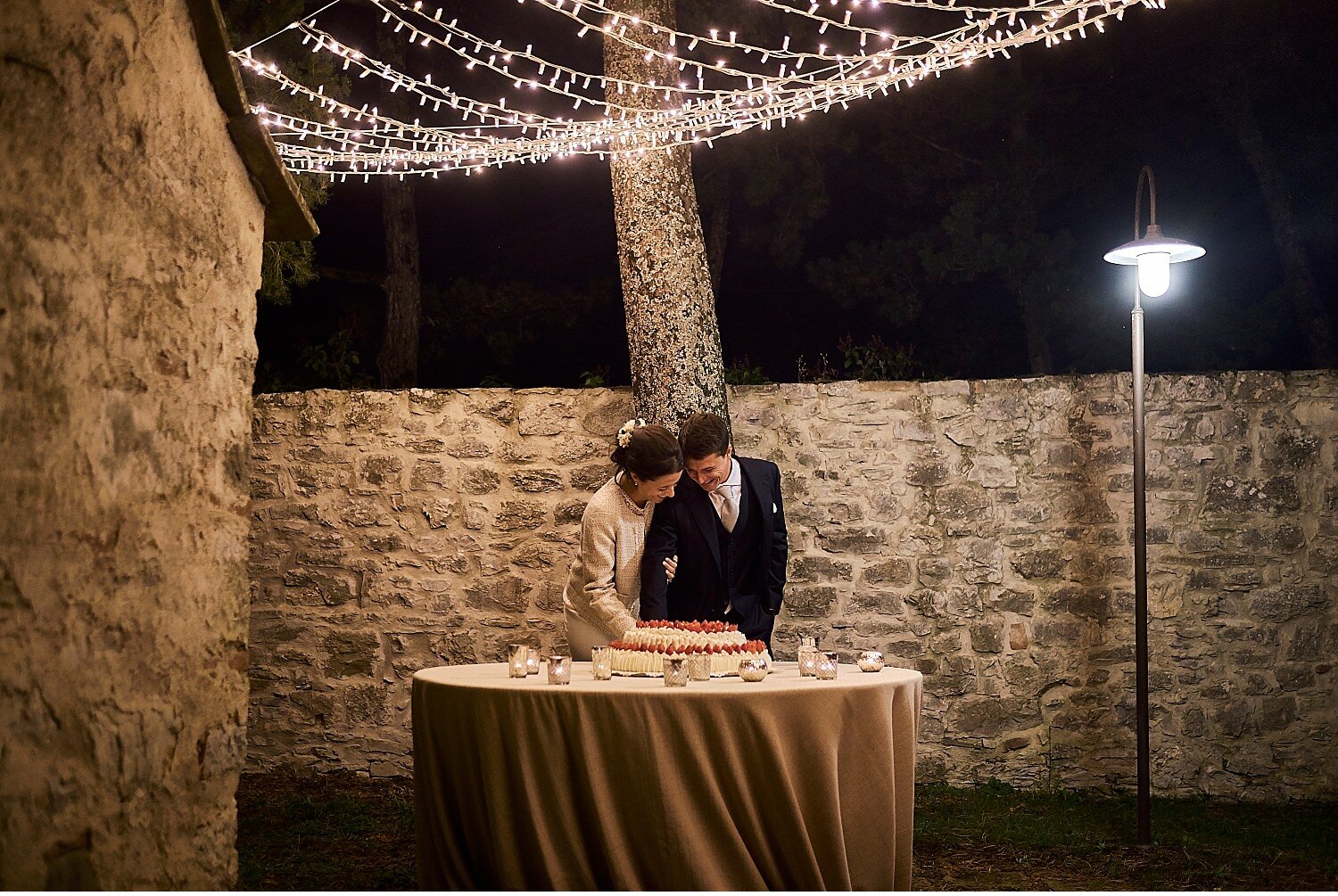  Matrimonio Italo-Ispanico nel cuore del Chianti, nello splendido borgo di Pietrafitta, tra Siena e Firenze. Una cerimonia simbolica nel giardino con una vista spettacolare sul paesaggio circostante. Ricevimento con menù tipico toscano e vino della z