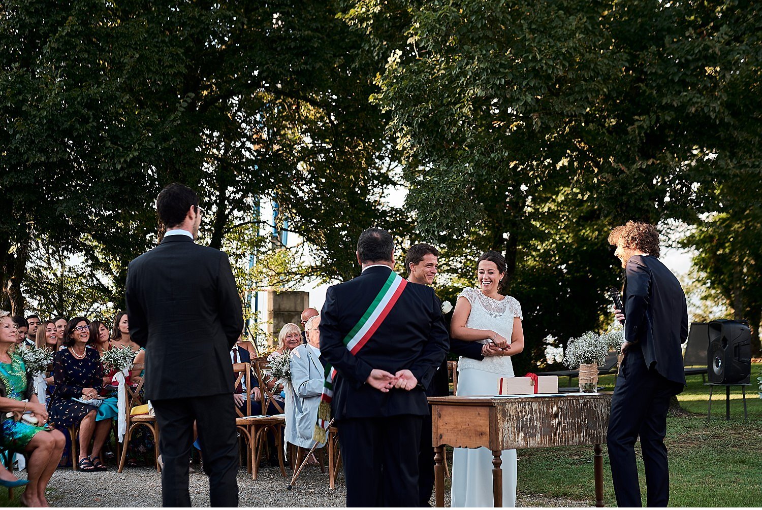  Italo-Hispanic wedding in the heart of Chianti, in the splendid village of Pietrafitta, between Siena and Florence. A symbolic ceremony in the garden with a spectacular view of the surrounding landscape. Reception with typical Tuscan menu and local 