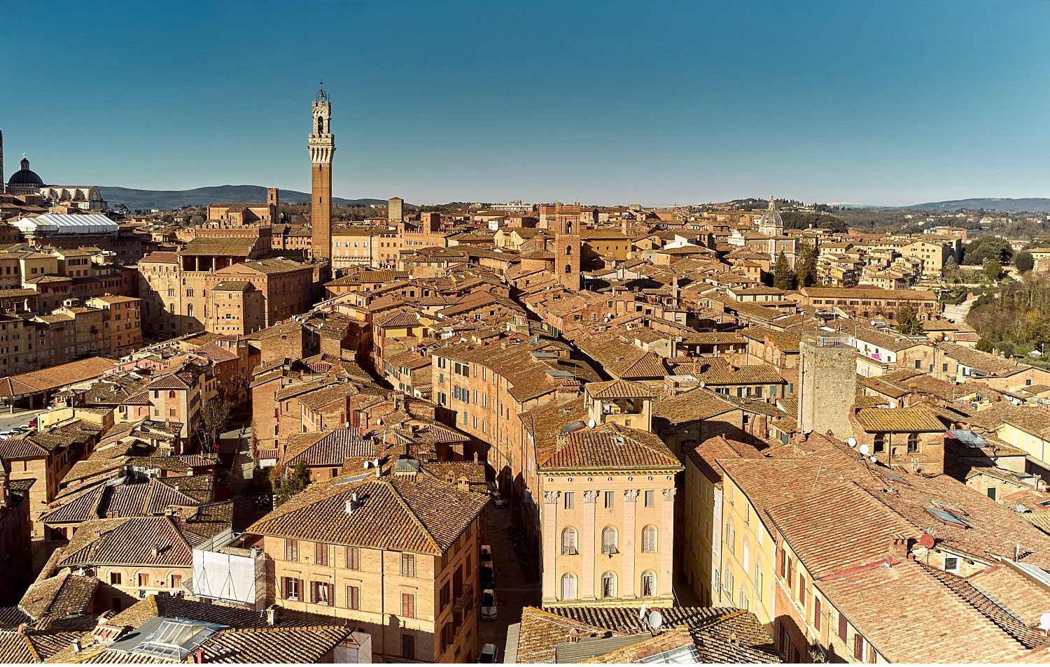  Prestigious apartments in the center of Siena, finely restored to welcome guests from all over the world and enjoy the city. La peoprietà real estate offers rooms with bathroom a stone's throw from Piazza del Campo and the Cathedral. The photo and v