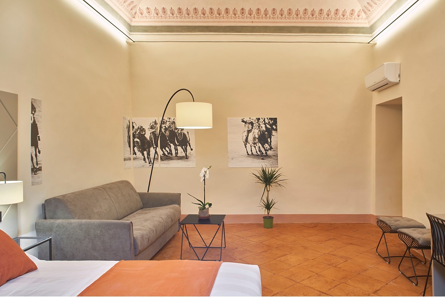 Prestigious apartments in the center of Siena, finely restored to welcome guests from all over the world and enjoy the city. La peoprietà real estate offers rooms with bathroom a stone's throw from Piazza del Campo and the Cathedral. The photo and v