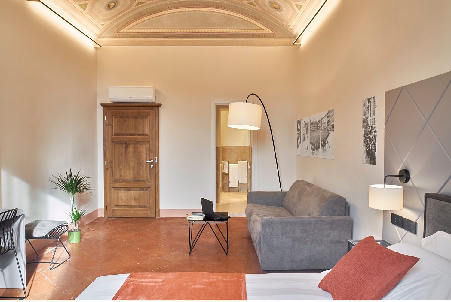  Prestigious apartments in the center of Siena, finely restored to welcome guests from all over the world and enjoy the city. La peoprietà real estate offers rooms with bathroom a stone's throw from Piazza del Campo and the Cathedral. The photo and v