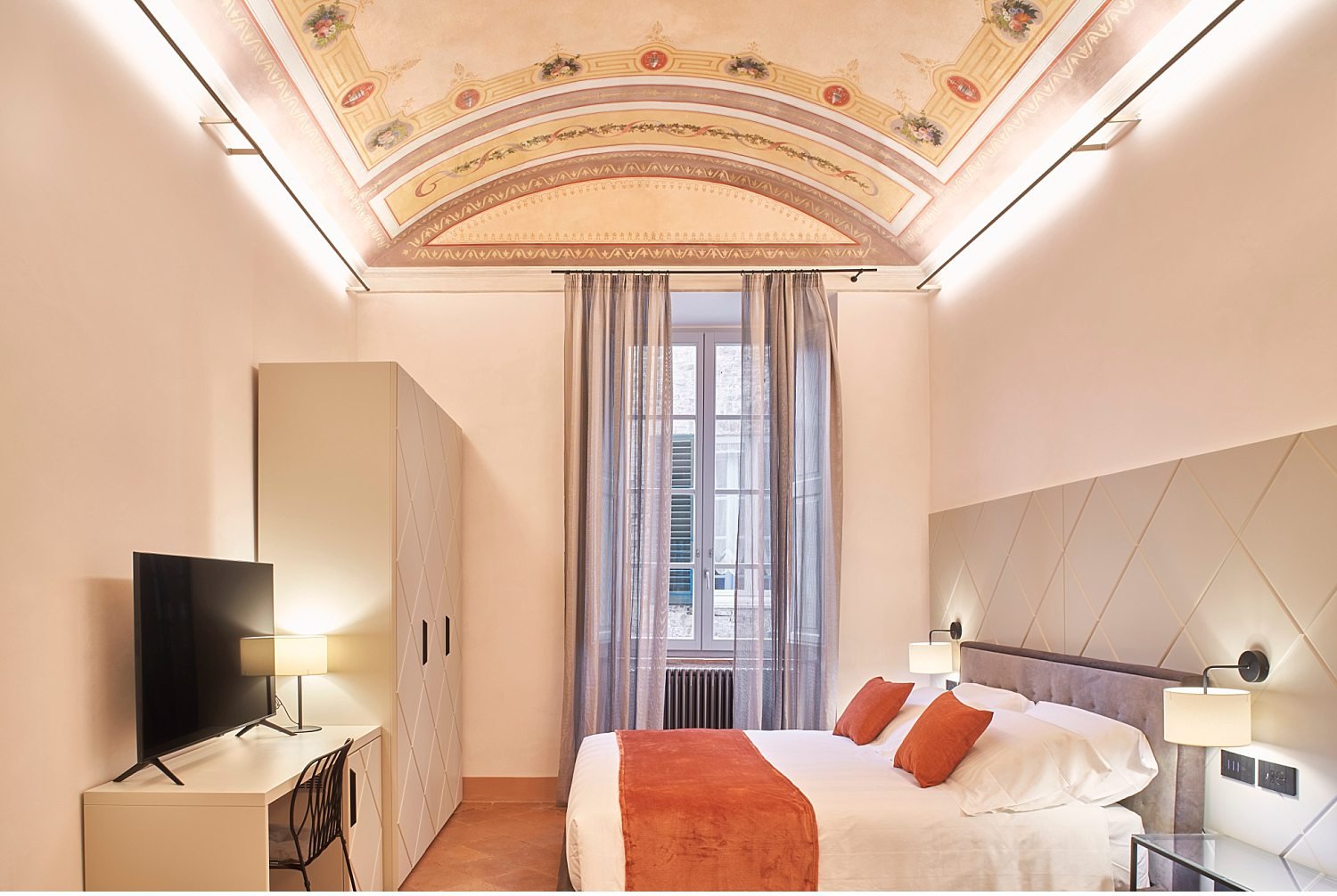  Prestigious apartments in the center of Siena, finely restored to welcome guests from all over the world and enjoy the city. La peoprietà real estate offers rooms with bathroom a stone's throw from Piazza del Campo and the Cathedral. The photo and v