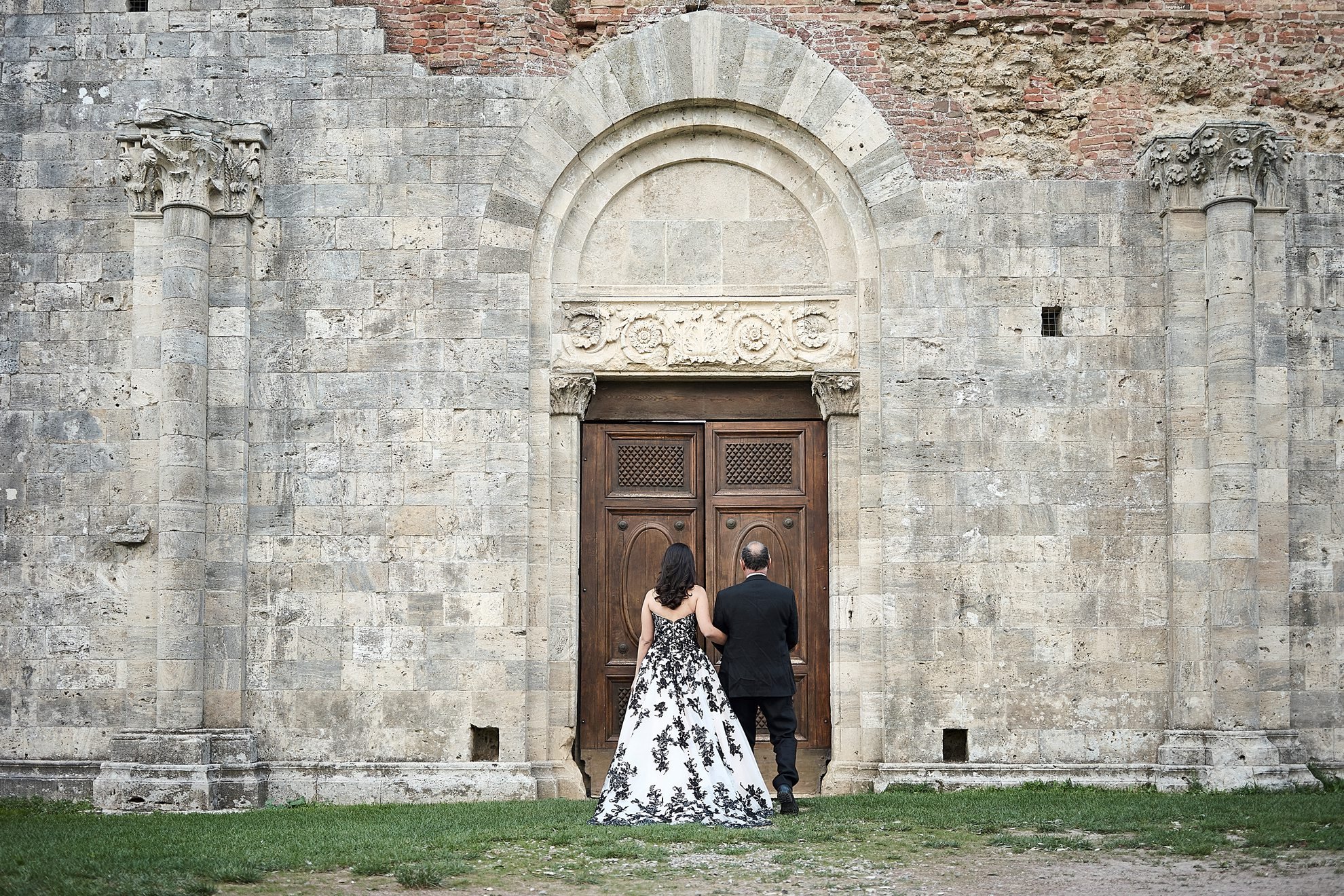  Un matrimonio intimo nella affascinante Abbazia di San Galgano, caratteristica per la mancanza di tetto. La cerimonia civile celebrata dal Sindaco si è svolta in una giornata di pioggia, ma sempre con emozione. Particolare l'abito della sposa con be