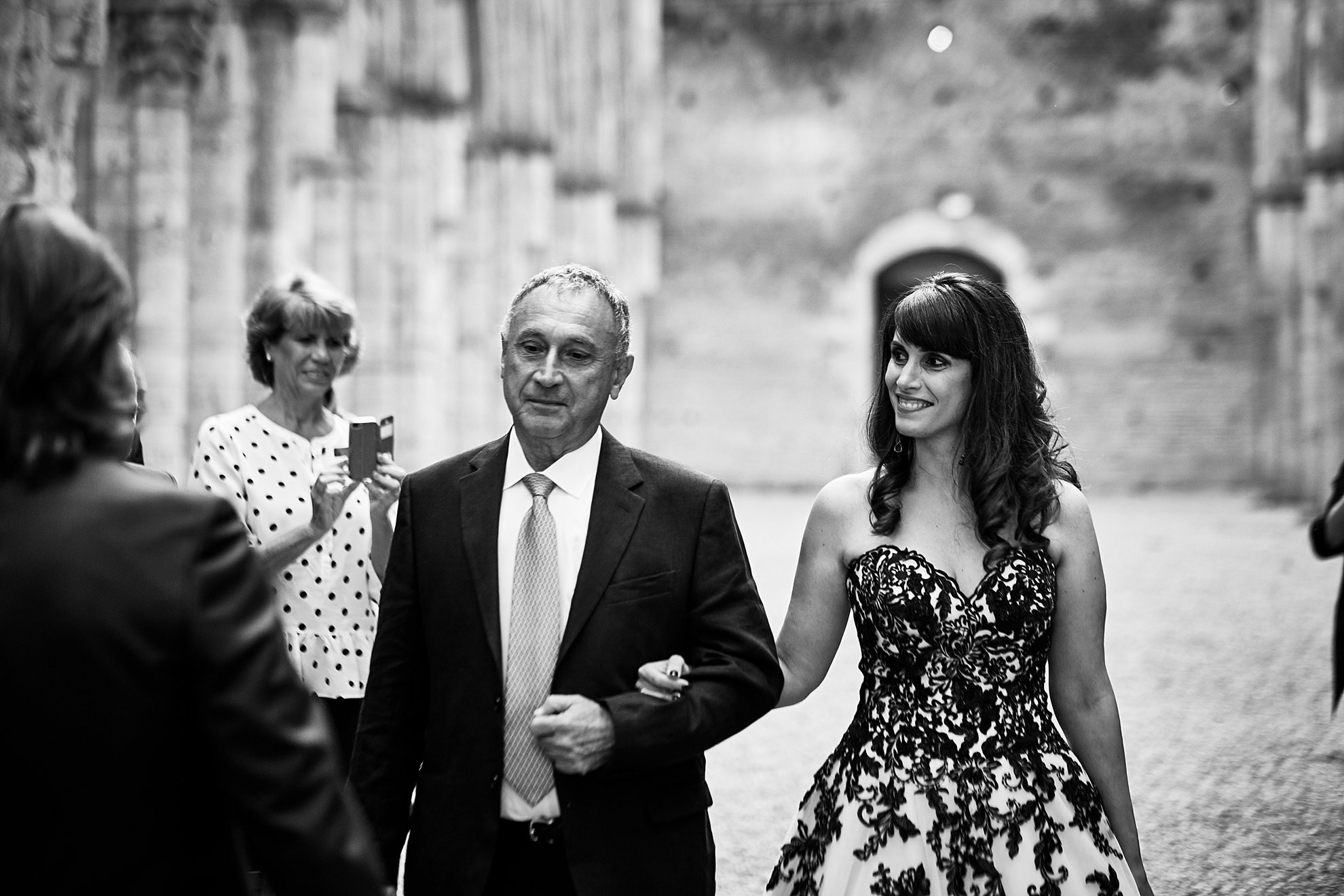  Un matrimonio intimo nella affascinante Abbazia di San Galgano, caratteristica per la mancanza di tetto. La cerimonia civile celebrata dal Sindaco si è svolta in una giornata di pioggia, ma sempre con emozione. Particolare l'abito della sposa con be