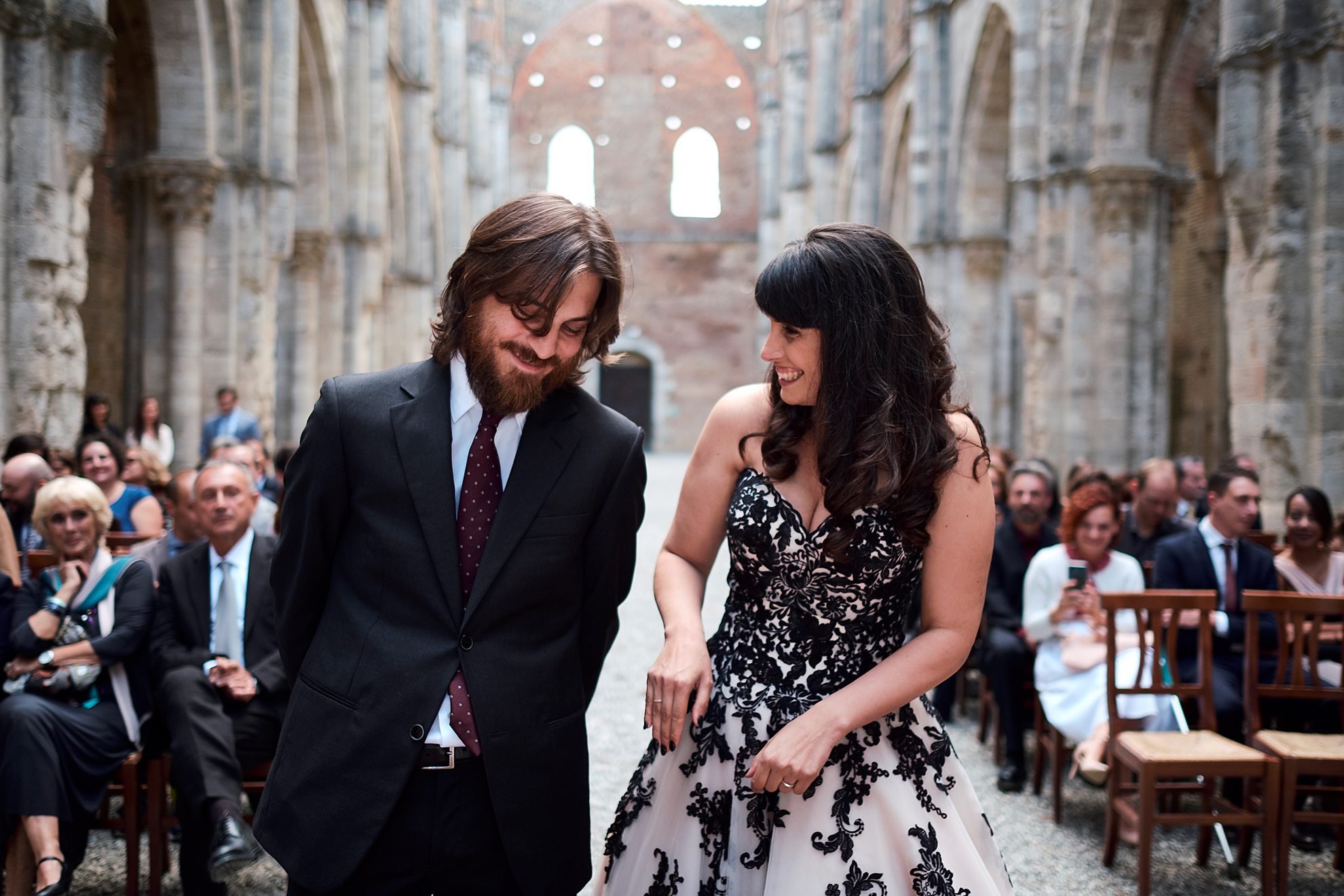  Un matrimonio intimo nella affascinante Abbazia di San Galgano, caratteristica per la mancanza di tetto. La cerimonia civile celebrata dal Sindaco si è svolta in una giornata di pioggia, ma sempre con emozione. Particolare l'abito della sposa con be