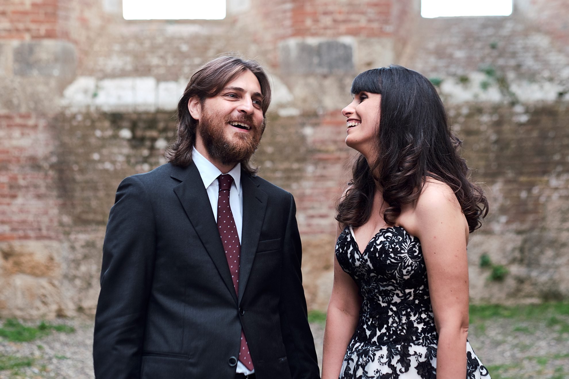  Un matrimonio intimo nella affascinante Abbazia di San Galgano, caratteristica per la mancanza di tetto. La cerimonia civile celebrata dal Sindaco si è svolta in una giornata di pioggia, ma sempre con emozione. Particolare l'abito della sposa con be