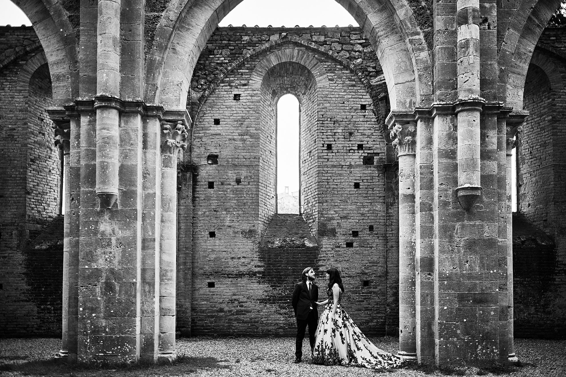  Un matrimonio intimo nella affascinante Abbazia di San Galgano, caratteristica per la mancanza di tetto. La cerimonia civile celebrata dal Sindaco si è svolta in una giornata di pioggia, ma sempre con emozione. Particolare l'abito della sposa con be