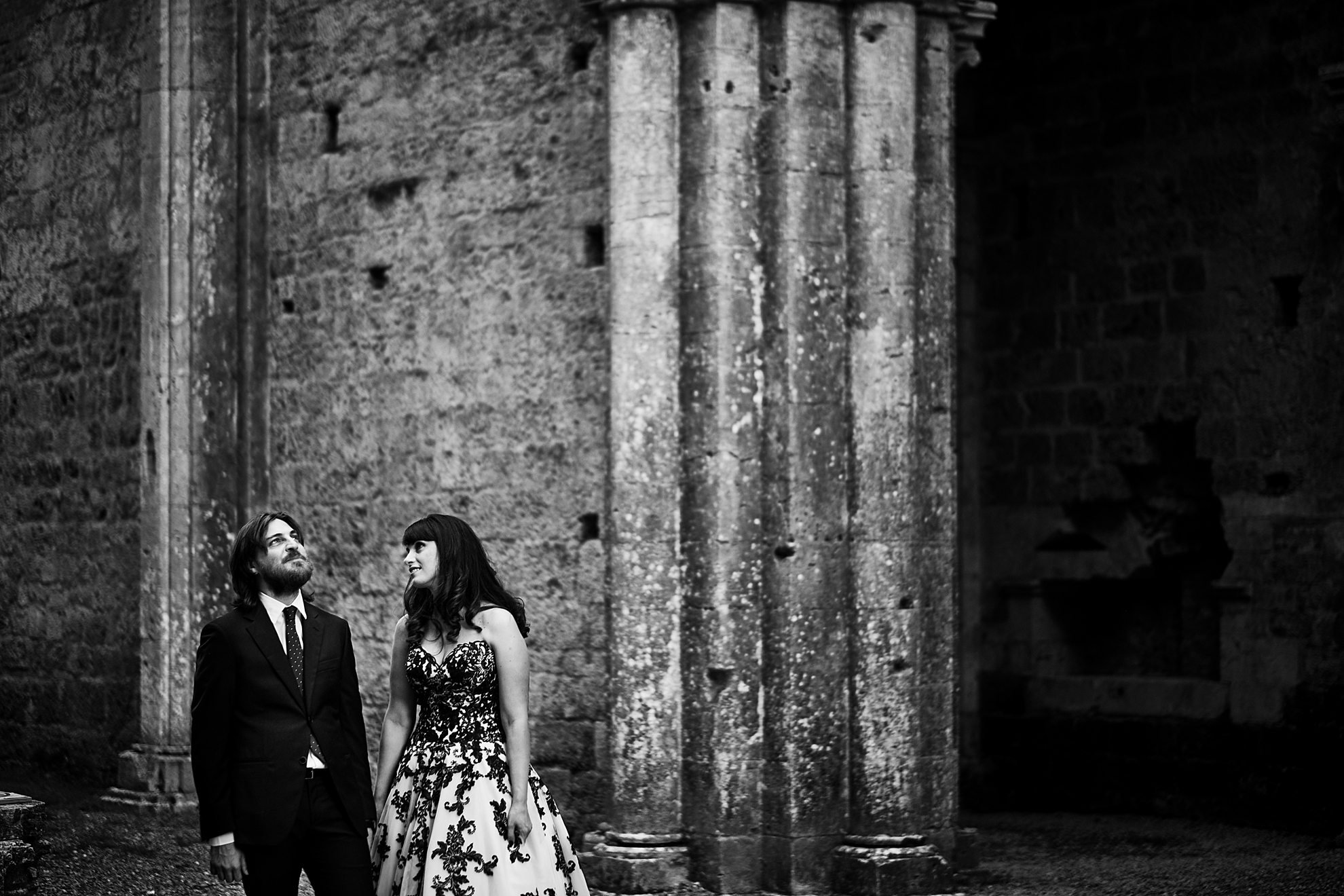  Un matrimonio intimo nella affascinante Abbazia di San Galgano, caratteristica per la mancanza di tetto. La cerimonia civile celebrata dal Sindaco si è svolta in una giornata di pioggia, ma sempre con emozione. Particolare l'abito della sposa con be