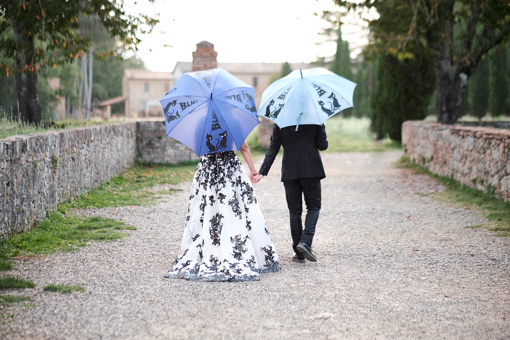  Un matrimonio intimo nella affascinante Abbazia di San Galgano, caratteristica per la mancanza di tetto. La cerimonia civile celebrata dal Sindaco si è svolta in una giornata di pioggia, ma sempre con emozione. Particolare l'abito della sposa con be