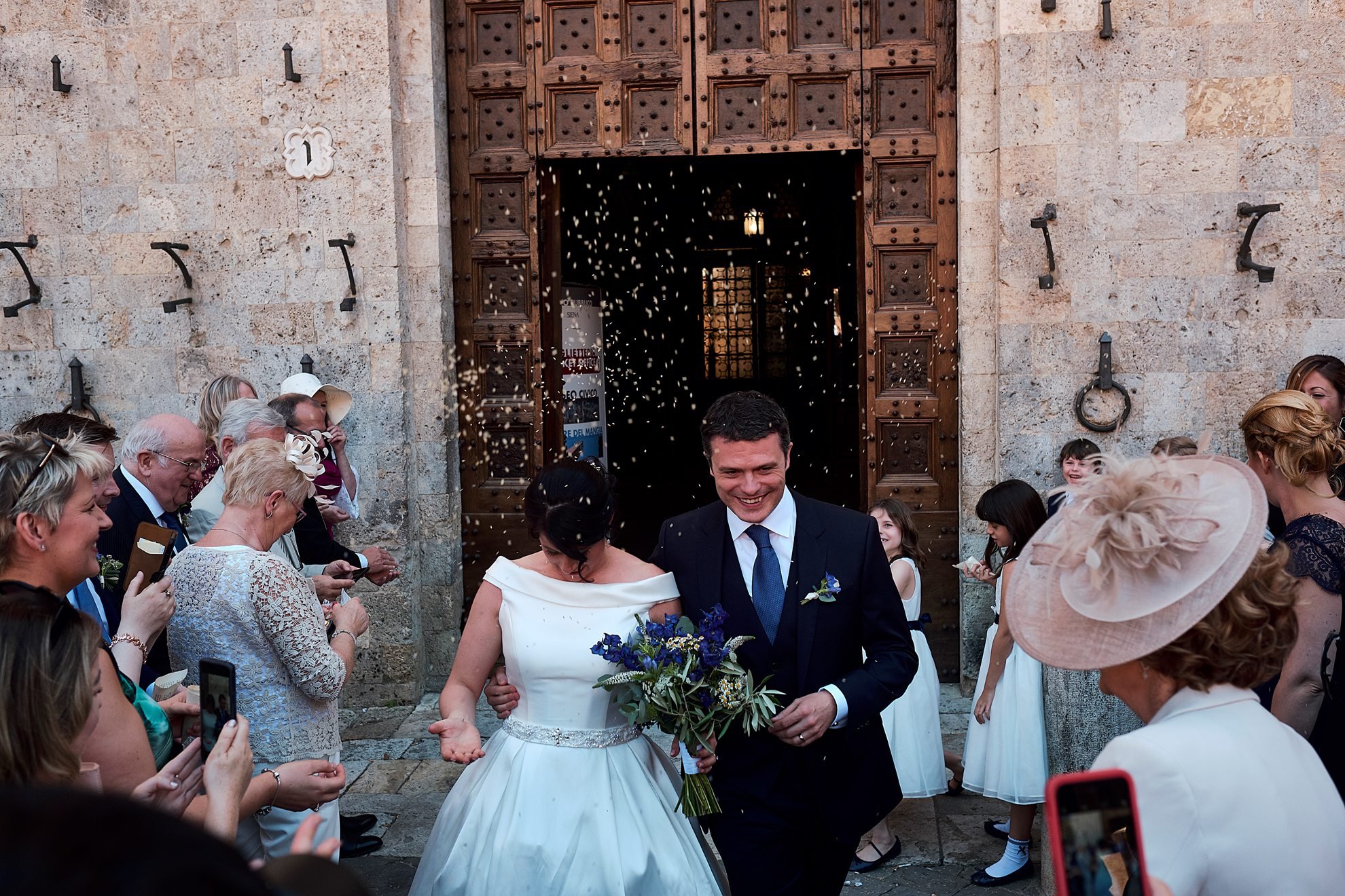  Matrimonio Irlandese celebrato nella sala del concistoro a palazzo pubblico in Piazza del Campo a Siena. Il ricevimento si è svolto nella bella villa Chiatina dell'azienda Pometti, nel comune di Buonconvento al confine con Asciano e vicino a Monte O