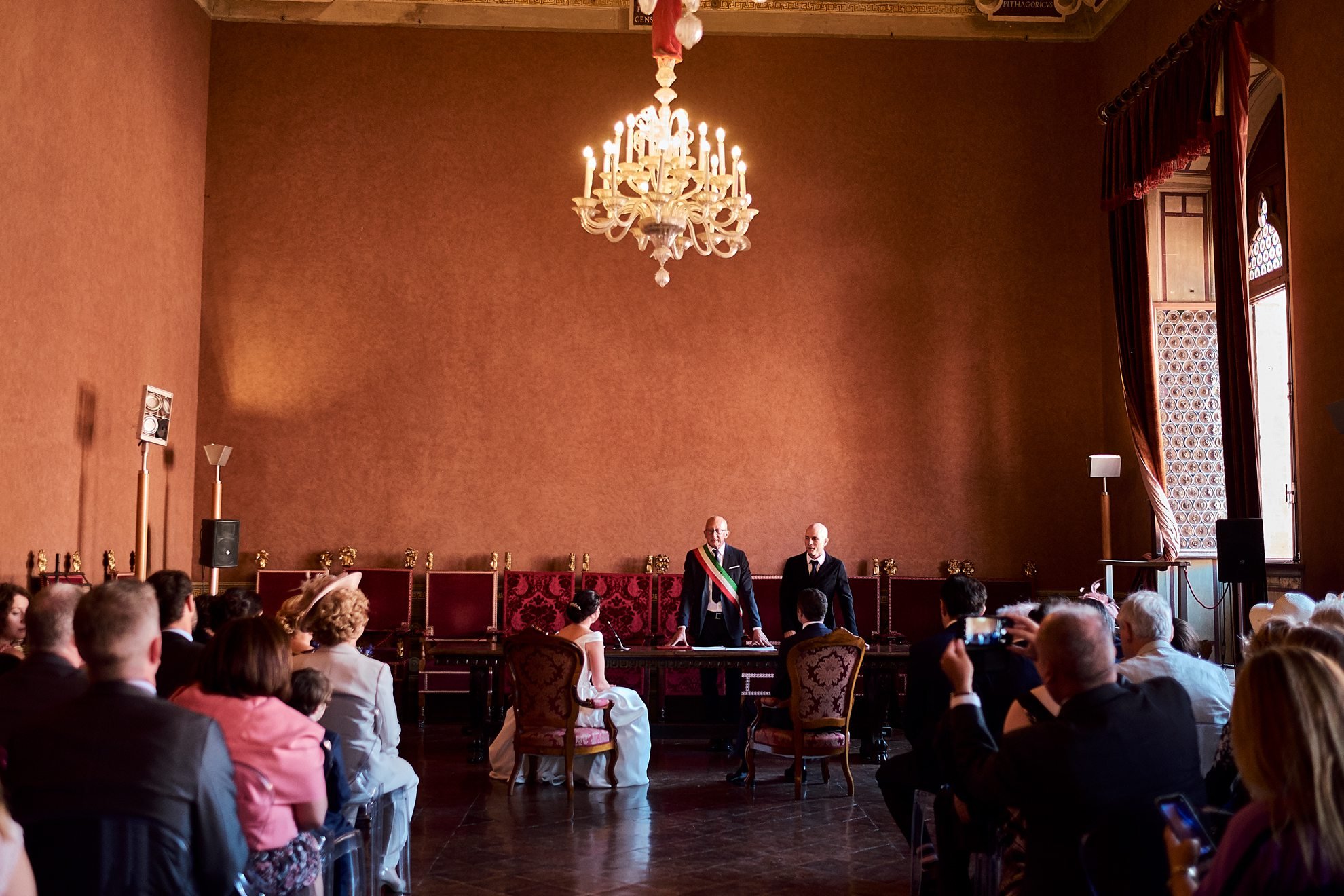  Irish destination wedding celebrated in the consistory room of a public palace in Piazza del Campo in Siena. The reception took place in the beautiful villa Chiatina of the Pometti company, in the municipality of Buonconvento on the border with Asci