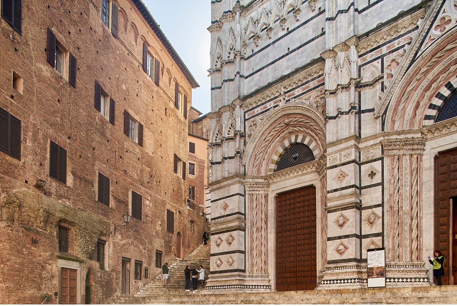  Il B&B "Il Cuore di Siena" si trova nel cuore del centro storico di Siena, a pochi passi dalle principali attrazioni turistiche come il Duomo, Piazza del Campo e il Palazzo Comunale. Le camere del B&B sono arredate in stile tradizionale toscano e di
