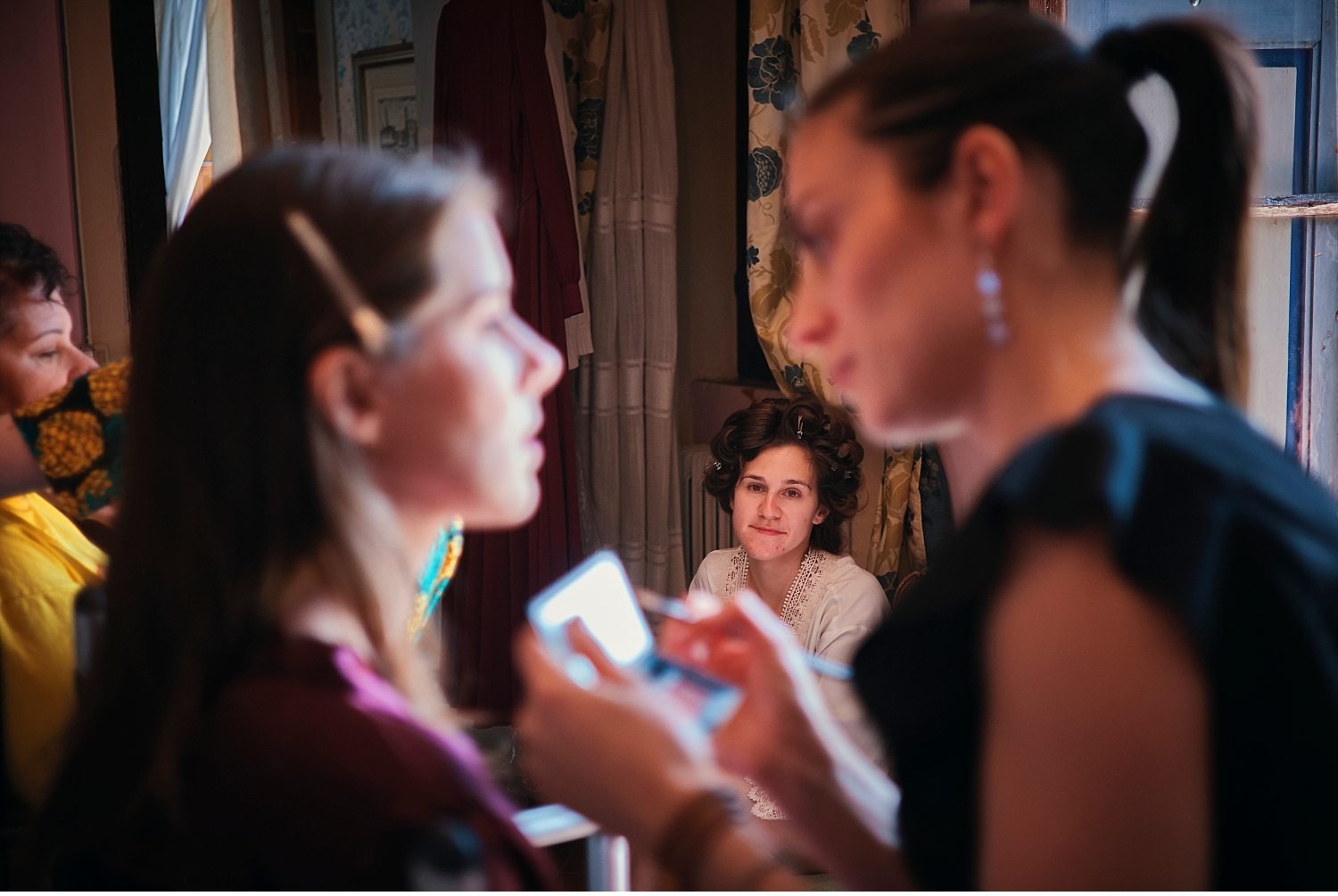  Elegante matrimonio in Toscana nel giardino di una villa Cini ad Arezzo - Immortalate il vostro giorno speciale con questa splendida foto di un matrimonio incantevole in una delle più belle ville toscane. La cerimonia nel giardino sottolinea l'atmos