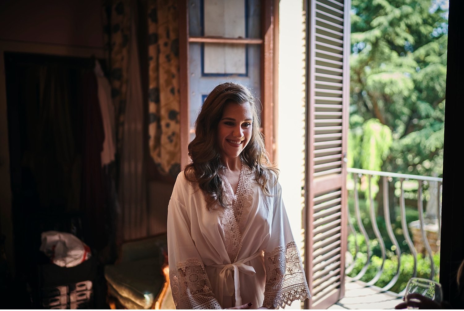  Elegante matrimonio in Toscana nel giardino di una villa Cini ad Arezzo - Immortalate il vostro giorno speciale con questa splendida foto di un matrimonio incantevole in una delle più belle ville toscane. La cerimonia nel giardino sottolinea l'atmos