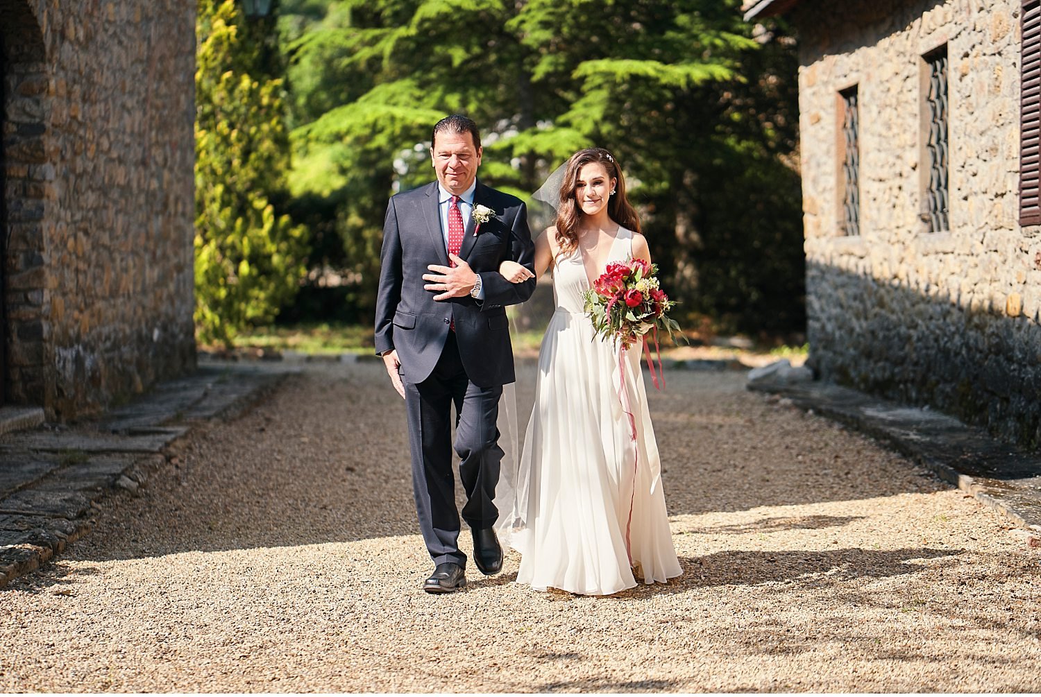  Elegante matrimonio in Toscana nel giardino di una villa Cini ad Arezzo - Immortalate il vostro giorno speciale con questa splendida foto di un matrimonio incantevole in una delle più belle ville toscane. La cerimonia nel giardino sottolinea l'atmos