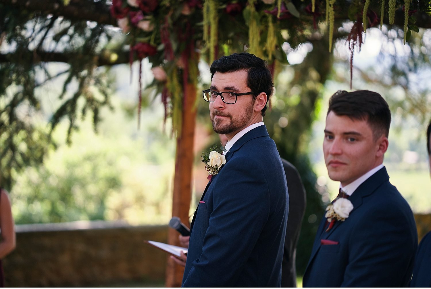  Elegante matrimonio in Toscana nel giardino di una villa Cini ad Arezzo - Immortalate il vostro giorno speciale con questa splendida foto di un matrimonio incantevole in una delle più belle ville toscane. La cerimonia nel giardino sottolinea l'atmos