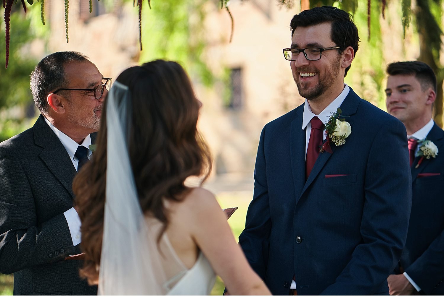  Elegante matrimonio in Toscana nel giardino di una villa Cini ad Arezzo - Immortalate il vostro giorno speciale con questa splendida foto di un matrimonio incantevole in una delle più belle ville toscane. La cerimonia nel giardino sottolinea l'atmos