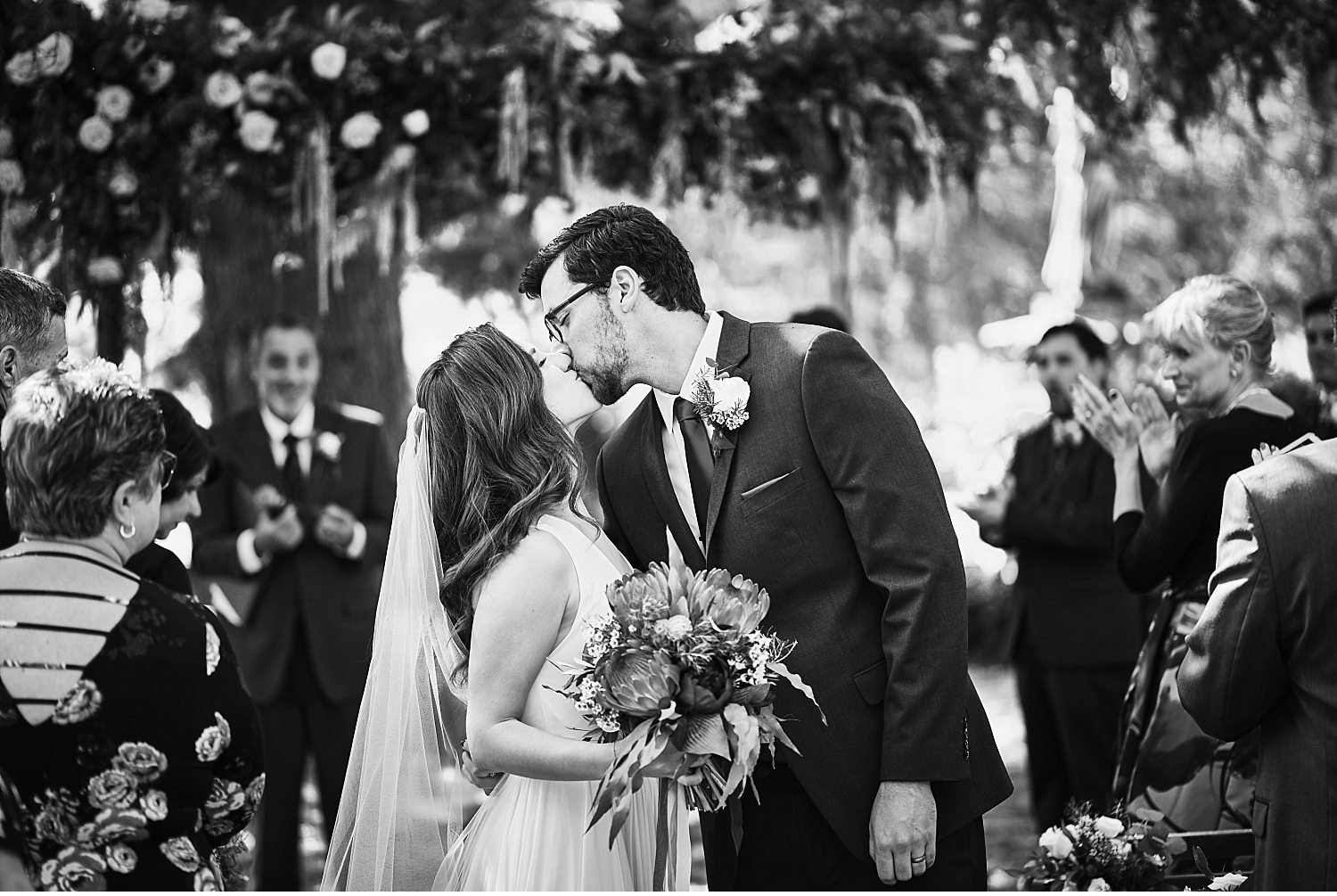  Elegante matrimonio in Toscana nel giardino di una villa Cini ad Arezzo - Immortalate il vostro giorno speciale con questa splendida foto di un matrimonio incantevole in una delle più belle ville toscane. La cerimonia nel giardino sottolinea l'atmos