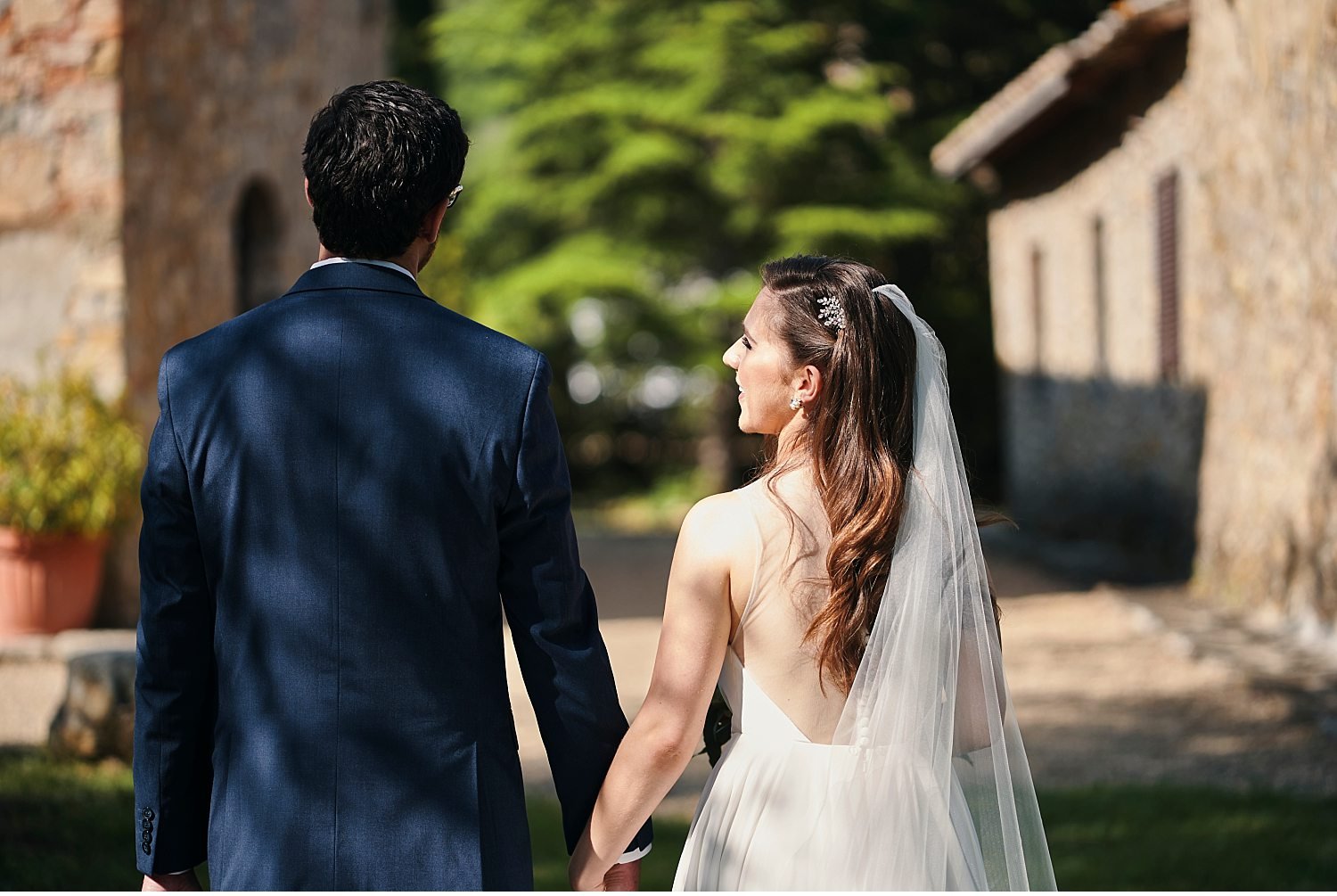  Elegante matrimonio in Toscana nel giardino di una villa Cini ad Arezzo - Immortalate il vostro giorno speciale con questa splendida foto di un matrimonio incantevole in una delle più belle ville toscane. La cerimonia nel giardino sottolinea l'atmos