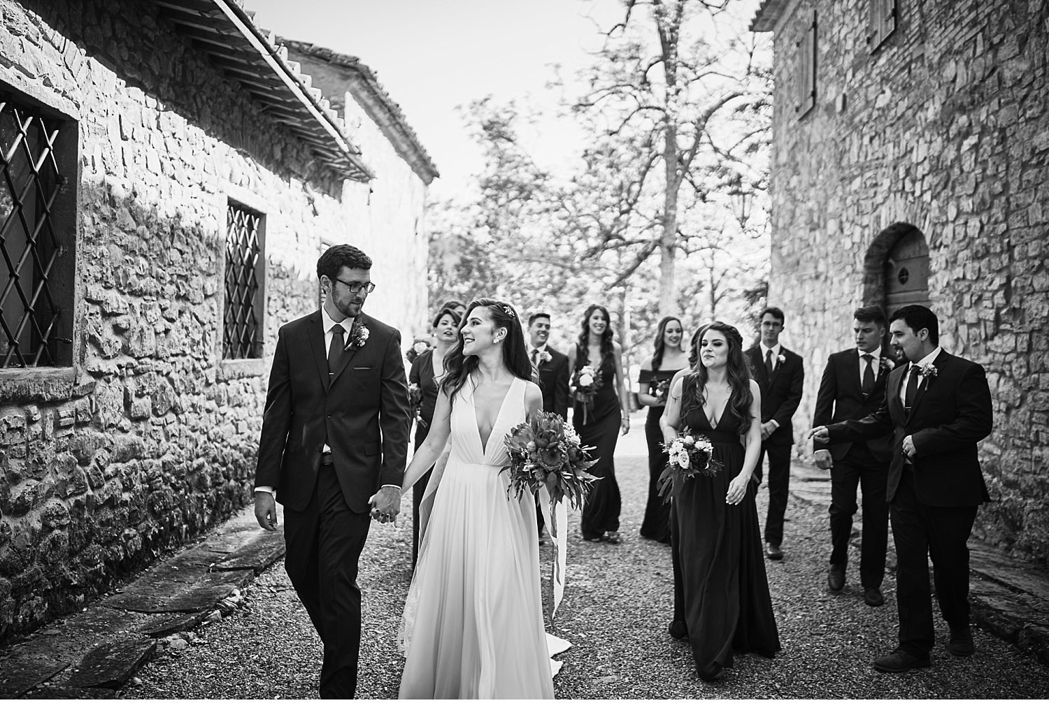  Elegante matrimonio in Toscana nel giardino di una villa Cini ad Arezzo - Immortalate il vostro giorno speciale con questa splendida foto di un matrimonio incantevole in una delle più belle ville toscane. La cerimonia nel giardino sottolinea l'atmos