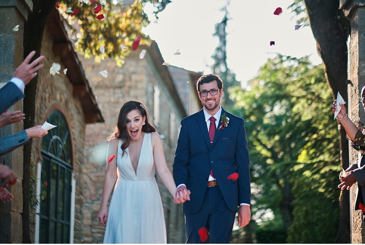  Elegante matrimonio in Toscana nel giardino di una villa Cini ad Arezzo - Immortalate il vostro giorno speciale con questa splendida foto di un matrimonio incantevole in una delle più belle ville toscane. La cerimonia nel giardino sottolinea l'atmos