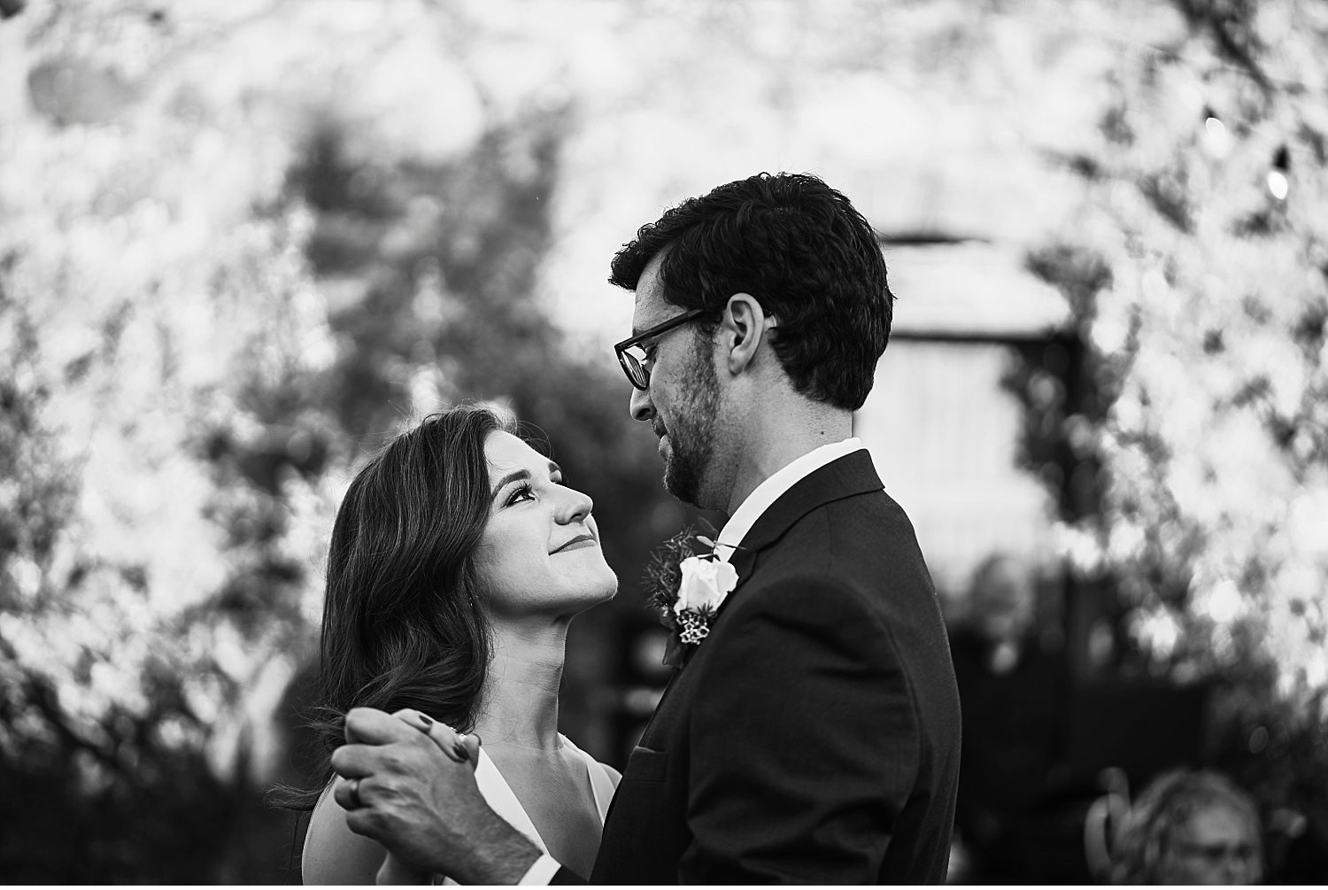  Elegante matrimonio in Toscana nel giardino di una villa Cini ad Arezzo - Immortalate il vostro giorno speciale con questa splendida foto di un matrimonio incantevole in una delle più belle ville toscane. La cerimonia nel giardino sottolinea l'atmos